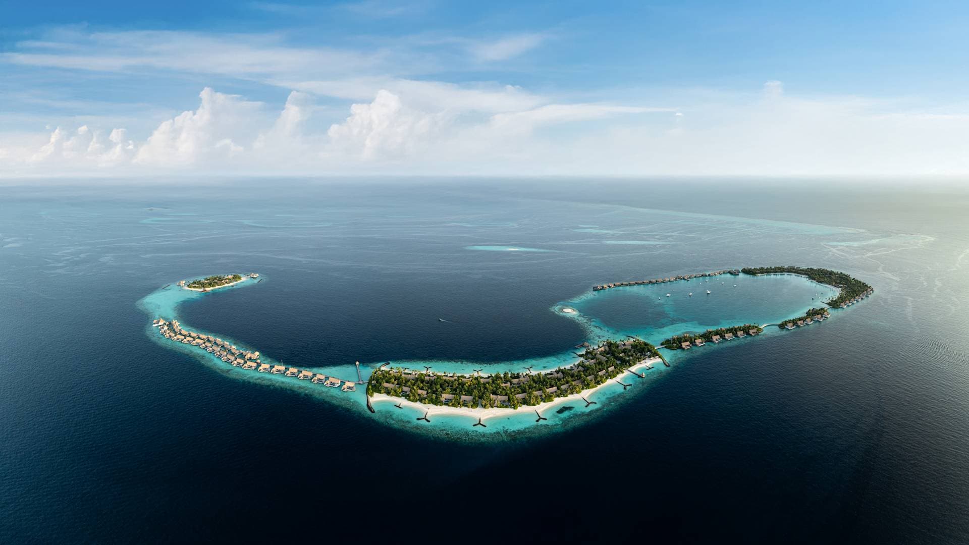 Vue aérienne du Waldorf Astoria Maldives Ithaafushi et de ses villas entourées par l’océan