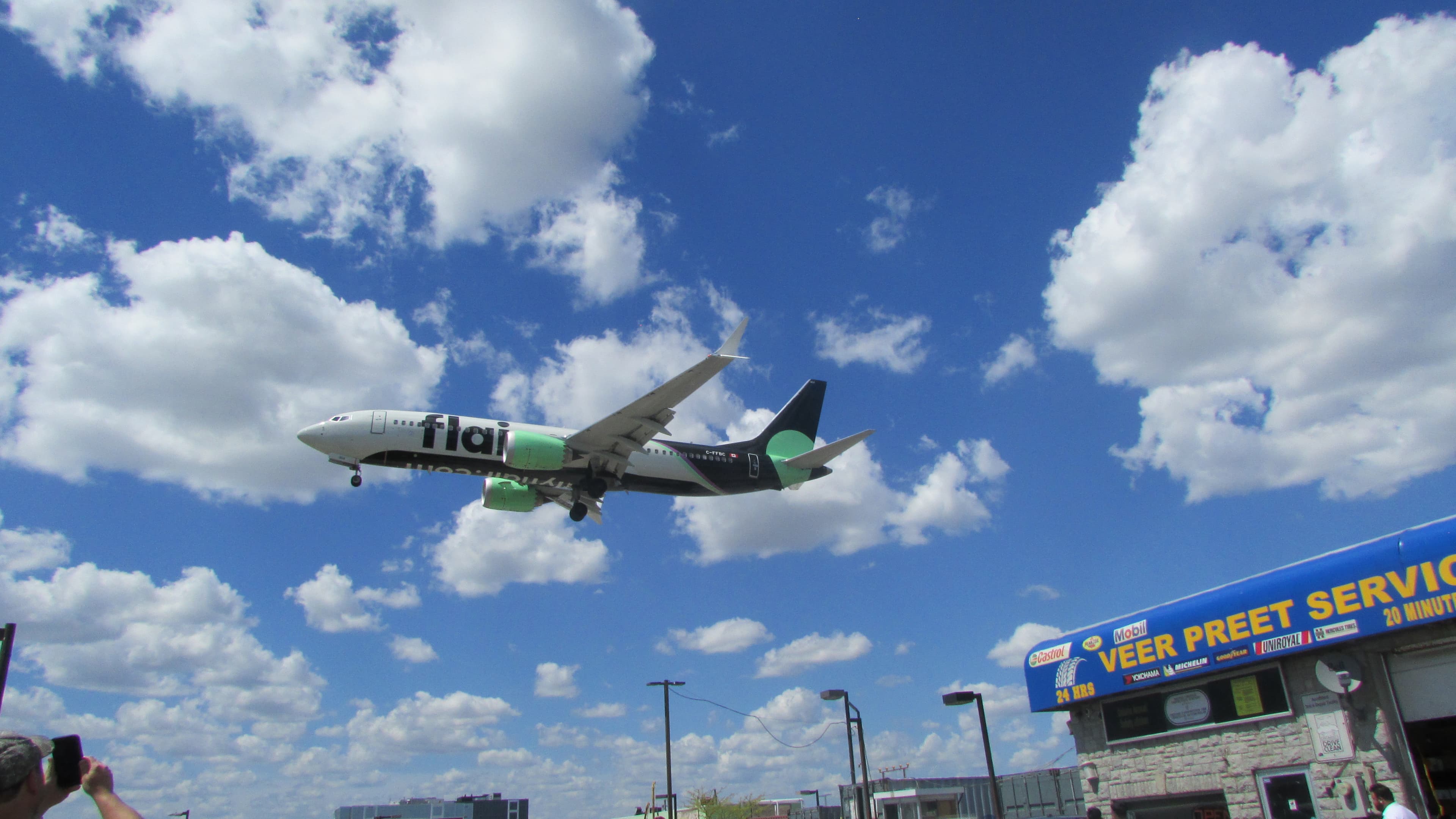 Boeing 737 de Flair Airlines en approche à Toronto Pearson