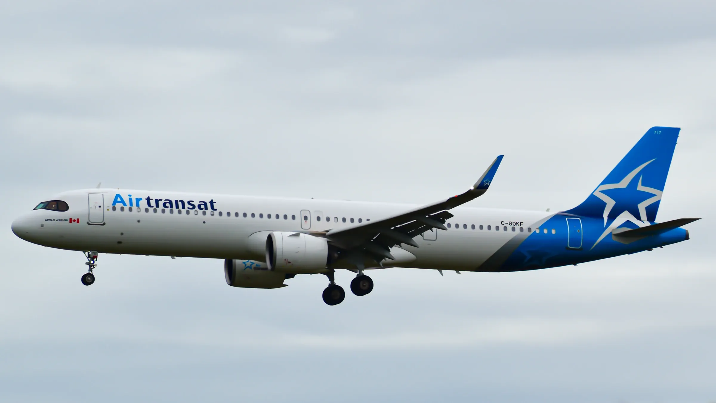 Airbus A321LR Air Transat C-GOKF en approche à Toronto.