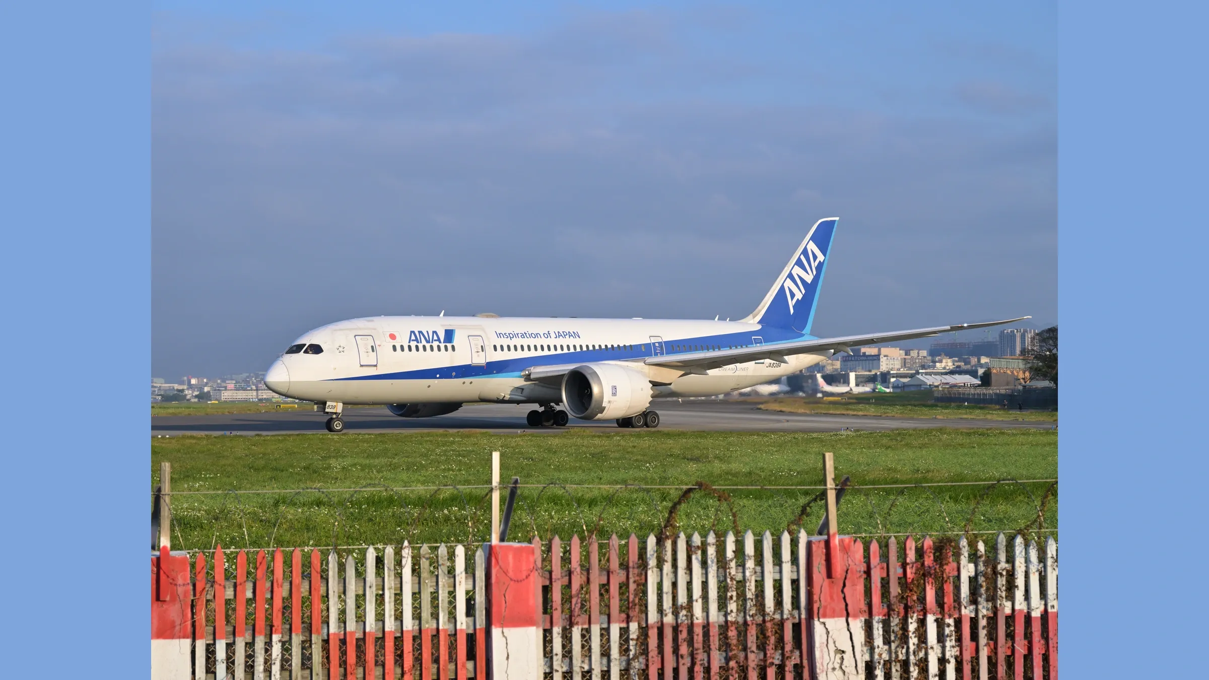 Boeing 787-8 ANA JA838A au roulage à Taipei-Songshan.