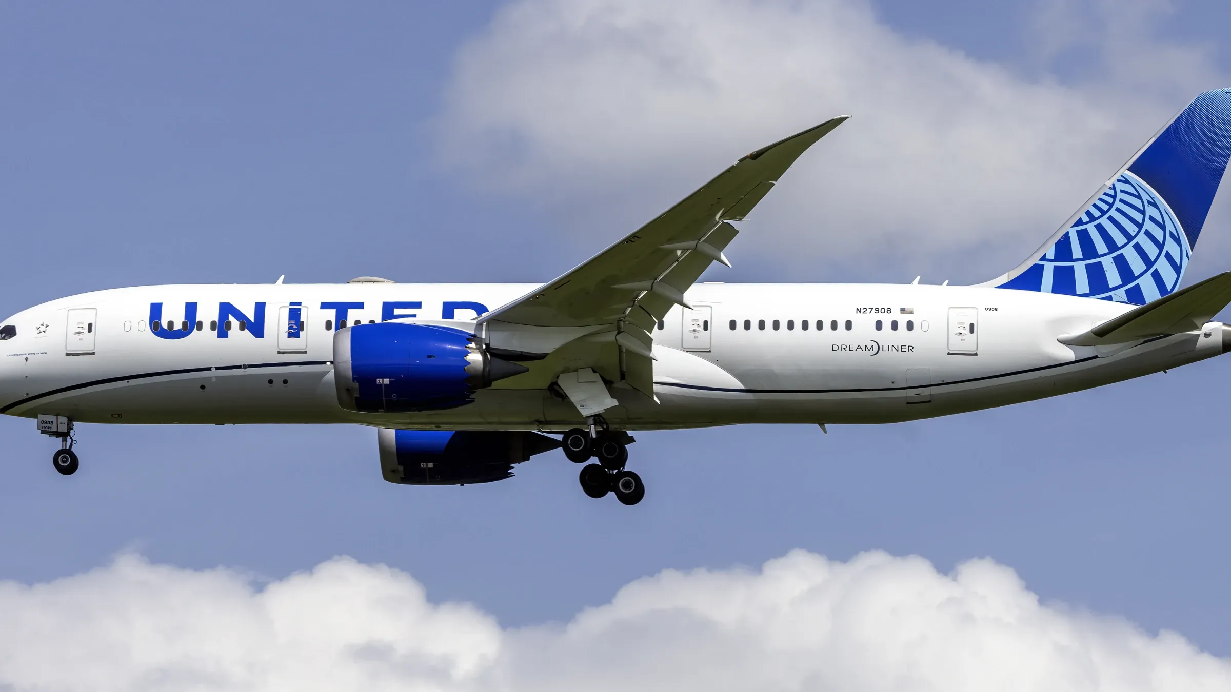 Boeing 787-8 United Airlines N27908 en approche, train sorti.