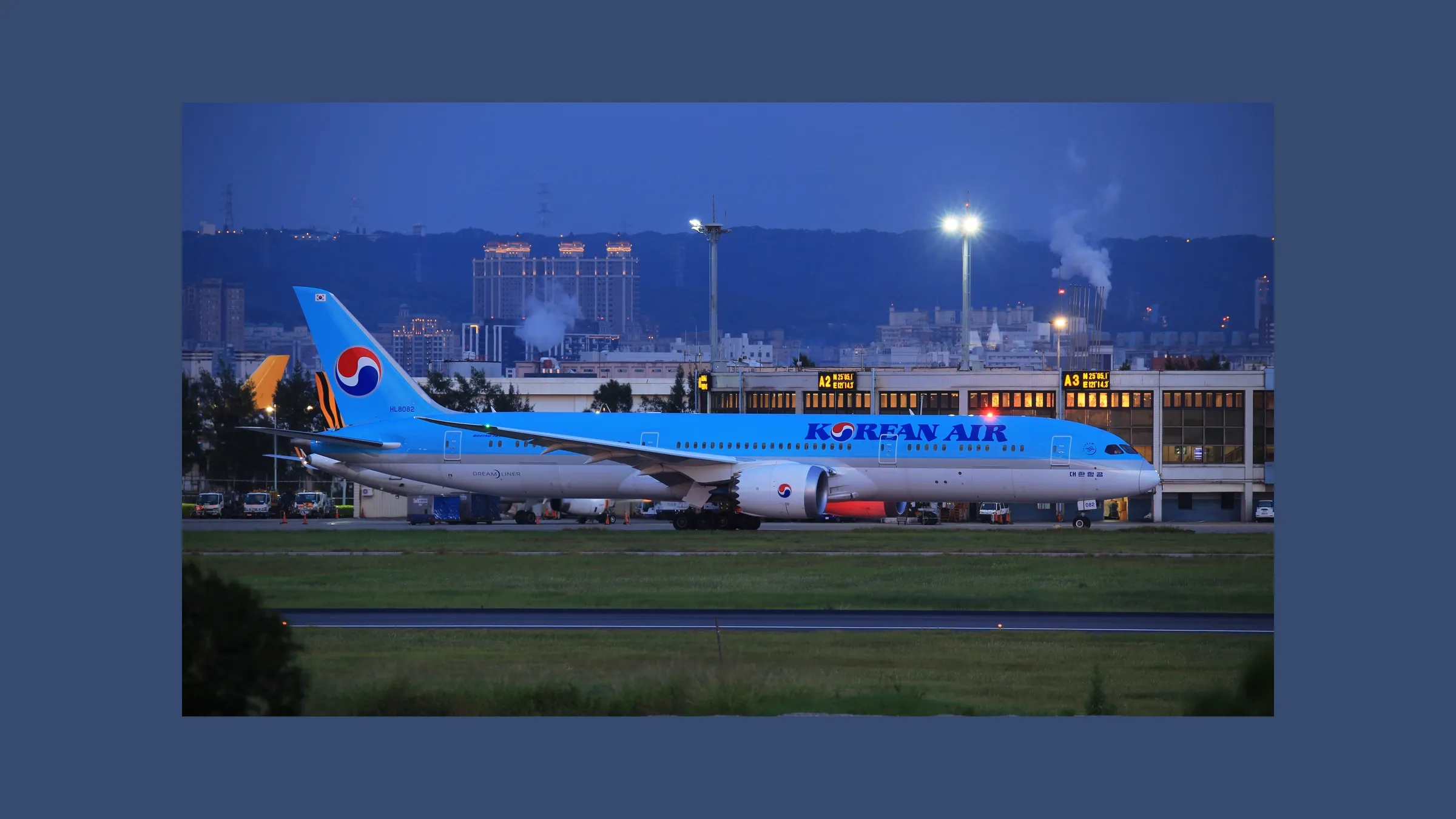 Korean Air Boeing 787-9 HL8082 taxiing at Taipei.