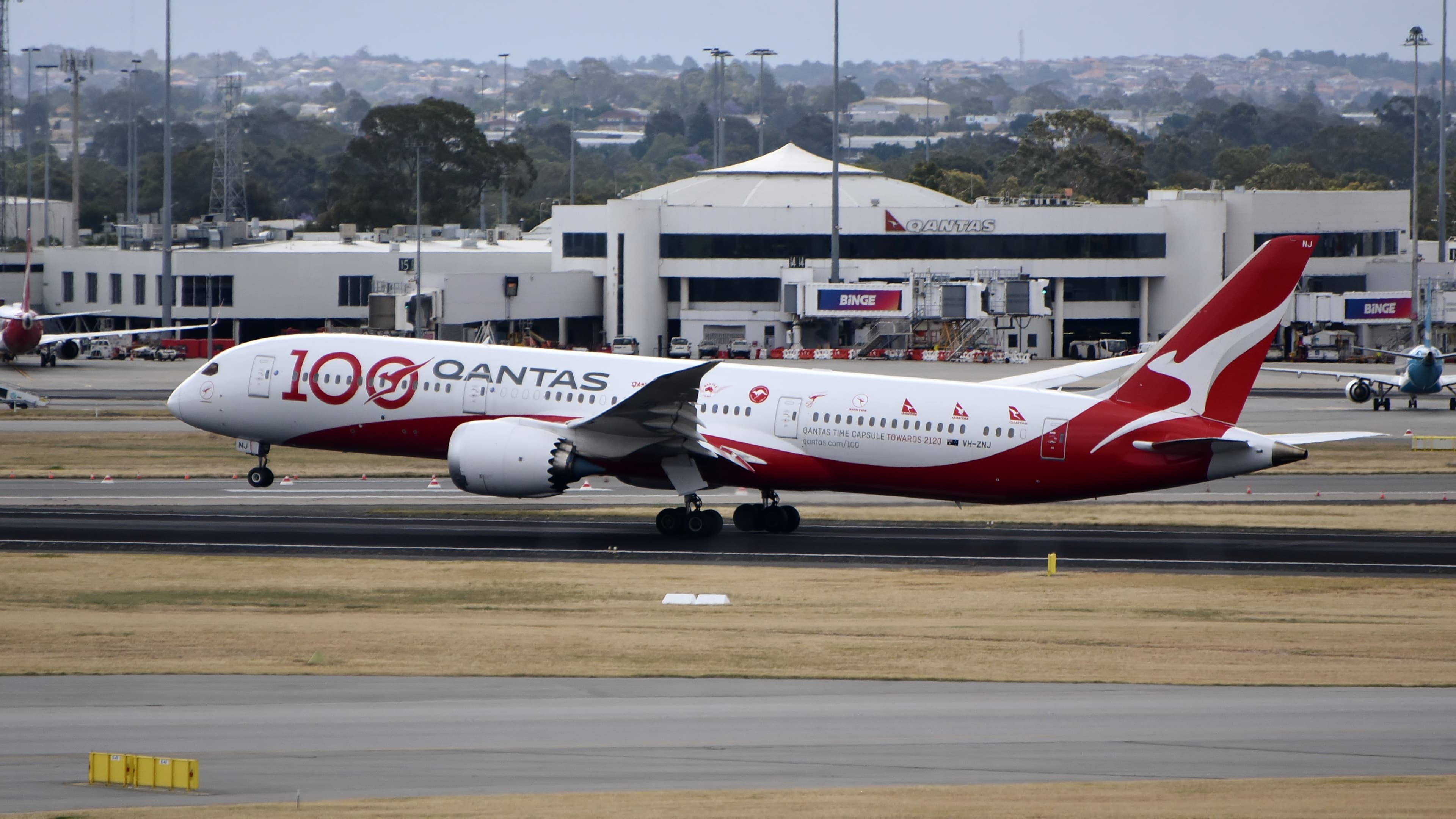 Boeing 787 Qantas VH-ZNJ à Perth, livrée du centenaire, novembre 2024.