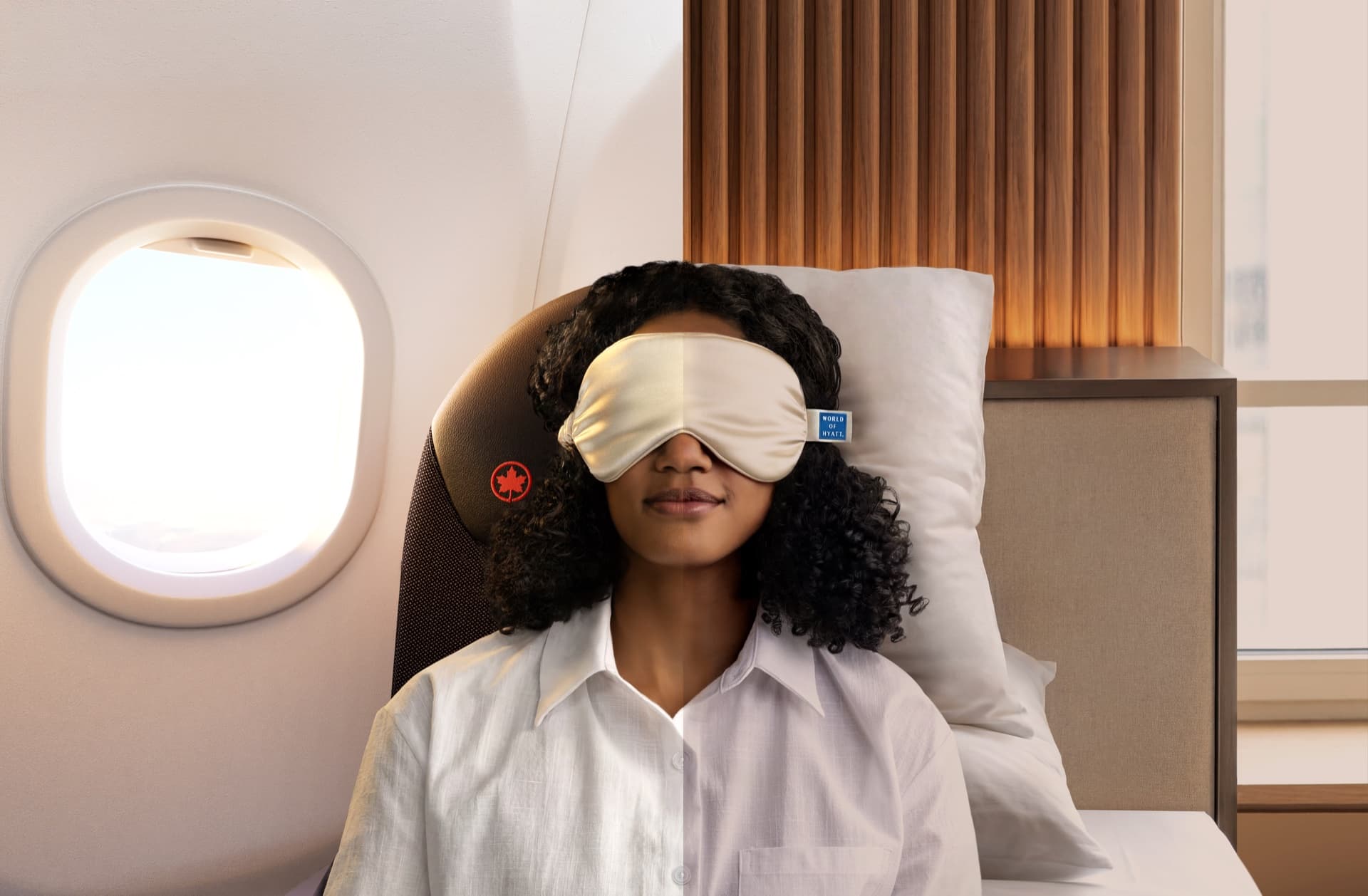 Montage en deux moitiés : une voyageuse portant un masque de sommeil World of Hyatt, assise côté hublot dans un siège Air Canada à gauche et adossée à un oreiller d'hôtel Hyatt à droite