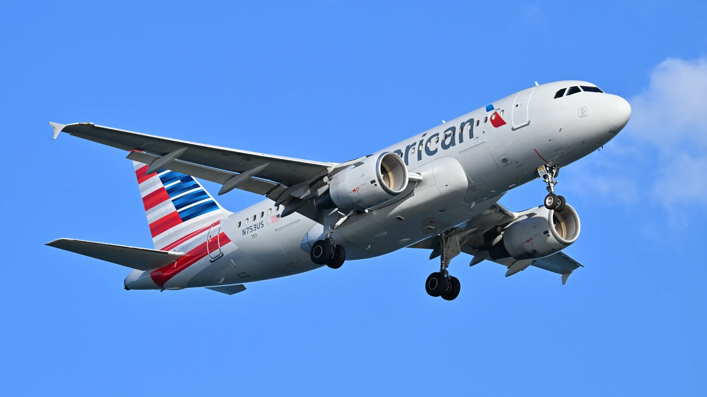 American Airlines Airbus A319 N753US on approach to Boston.
