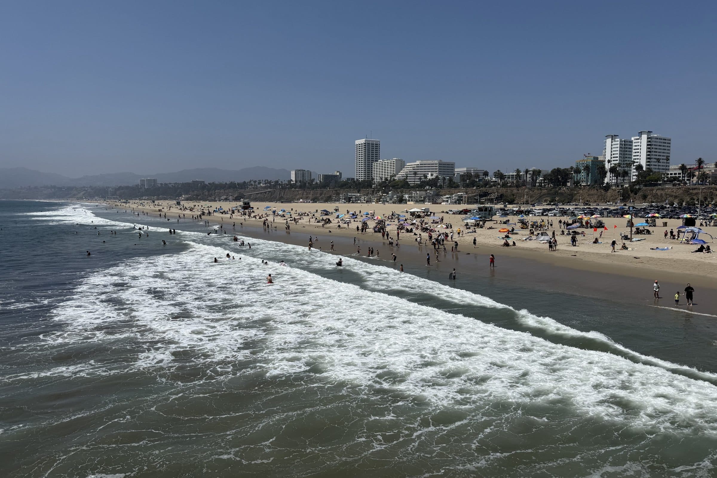 La plage de Santa Monica, à Los Angeles, vue depuis la jetée