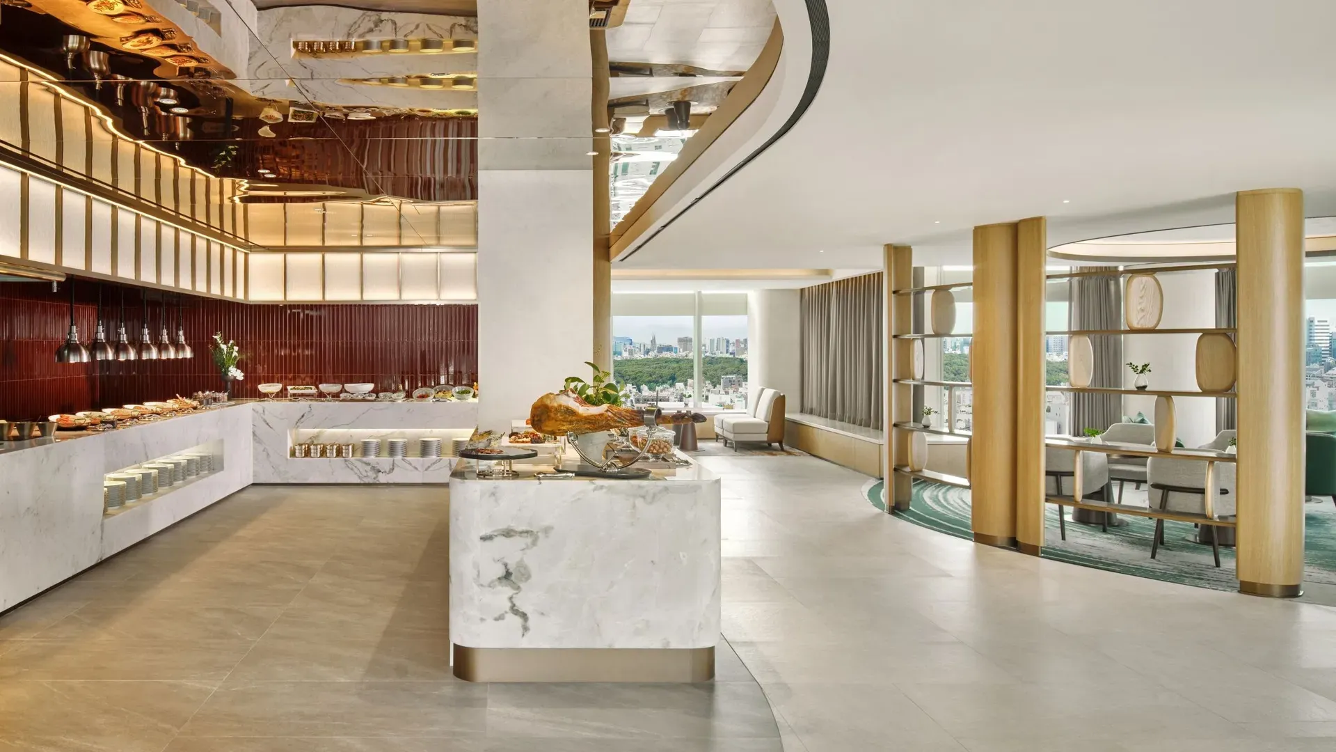 Comptoir de service en marbre d'un salon club d'hôtel Westin à Séoul, devant de grandes fenêtres qui donnent sur la ville