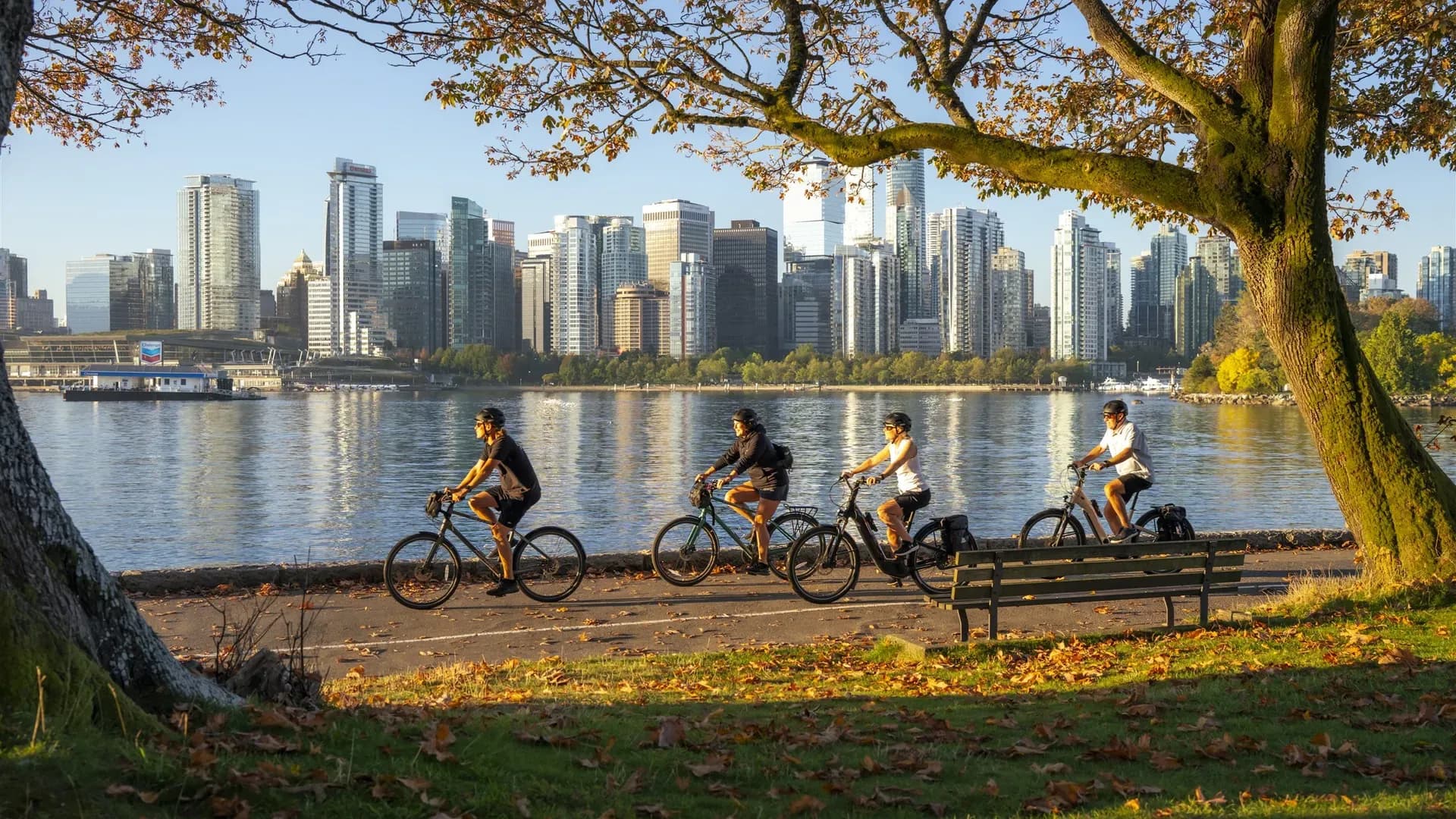 Cyclistes sur la promenade du seawall à Vancouver