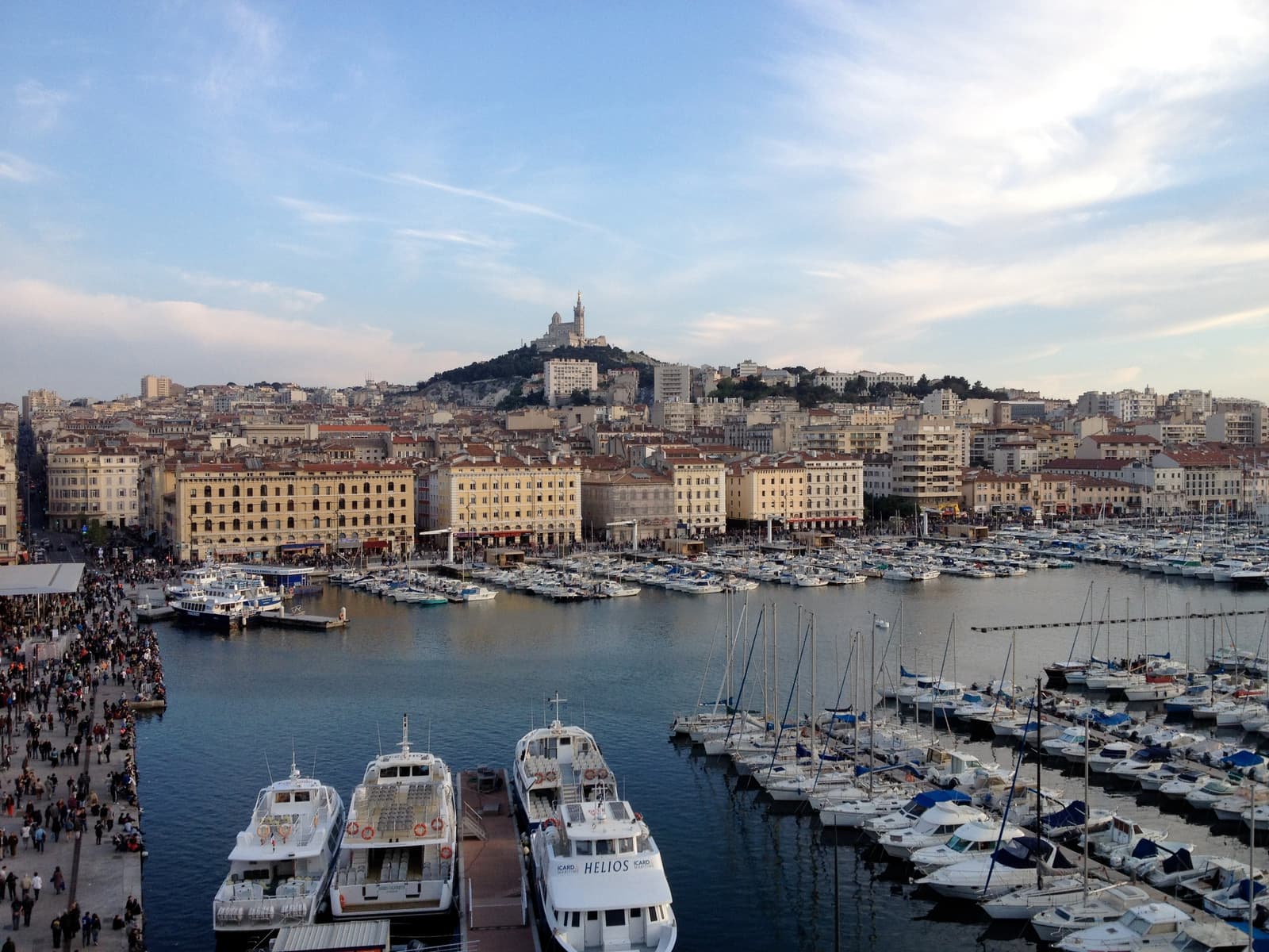 Vieux-Port de Marseille avec ses voiliers, dominé par la basilique Notre-Dame-de-la-Garde