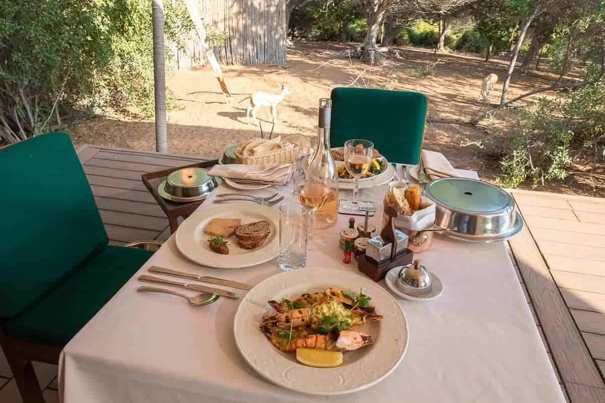 Avis&nbsp;: Al Maha, a Luxury Collection Desert Resort & Spa, Dubai - al maha bedouin suite repas 03