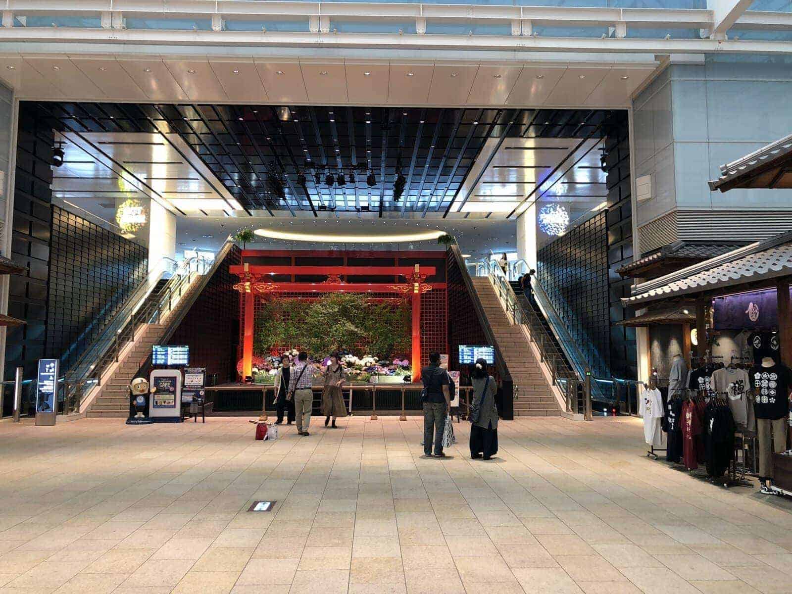 Zone publique du terminal international de l'aéroport Tokyo Haneda