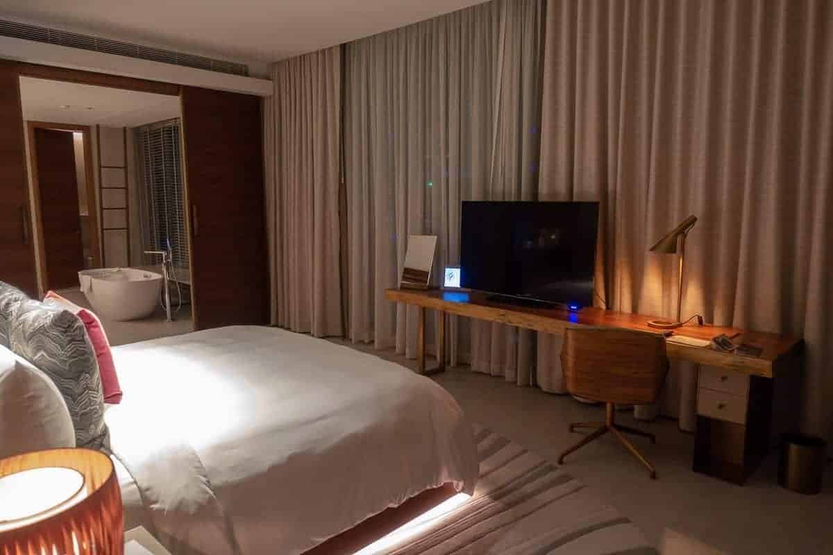 Review: The St. Regis, Downtown Dubai (formerly Renaissance) | Marriott Bonvoy - renaissance downtown hotel dubai chambre 09