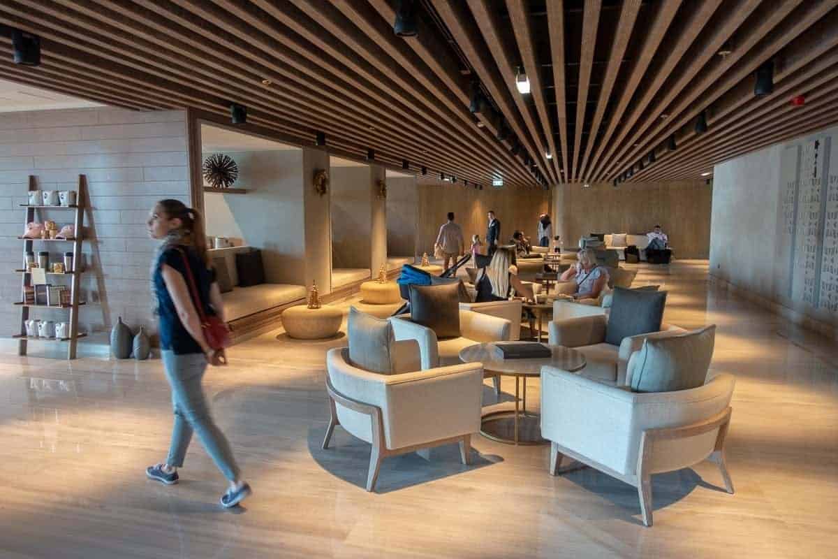 Review: The St. Regis, Downtown Dubai (formerly Renaissance) | Marriott Bonvoy - renaissance downtown hotel dubai lobby 05
