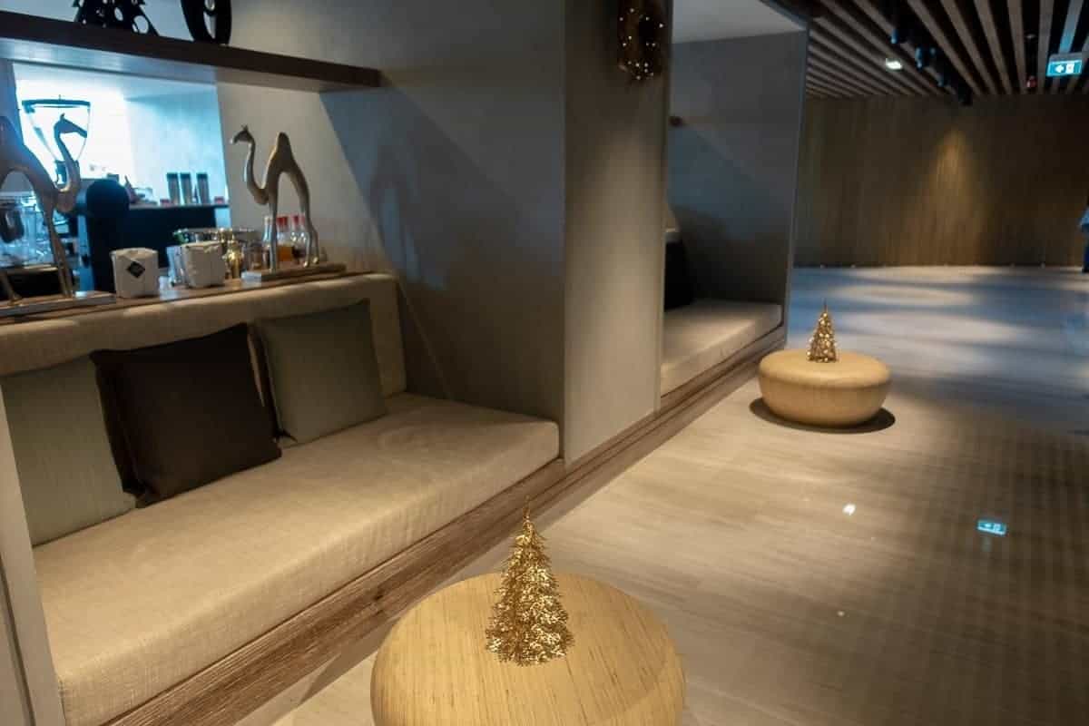 Review: The St. Regis, Downtown Dubai (formerly Renaissance) | Marriott Bonvoy - renaissance downtown hotel dubai lobby 06