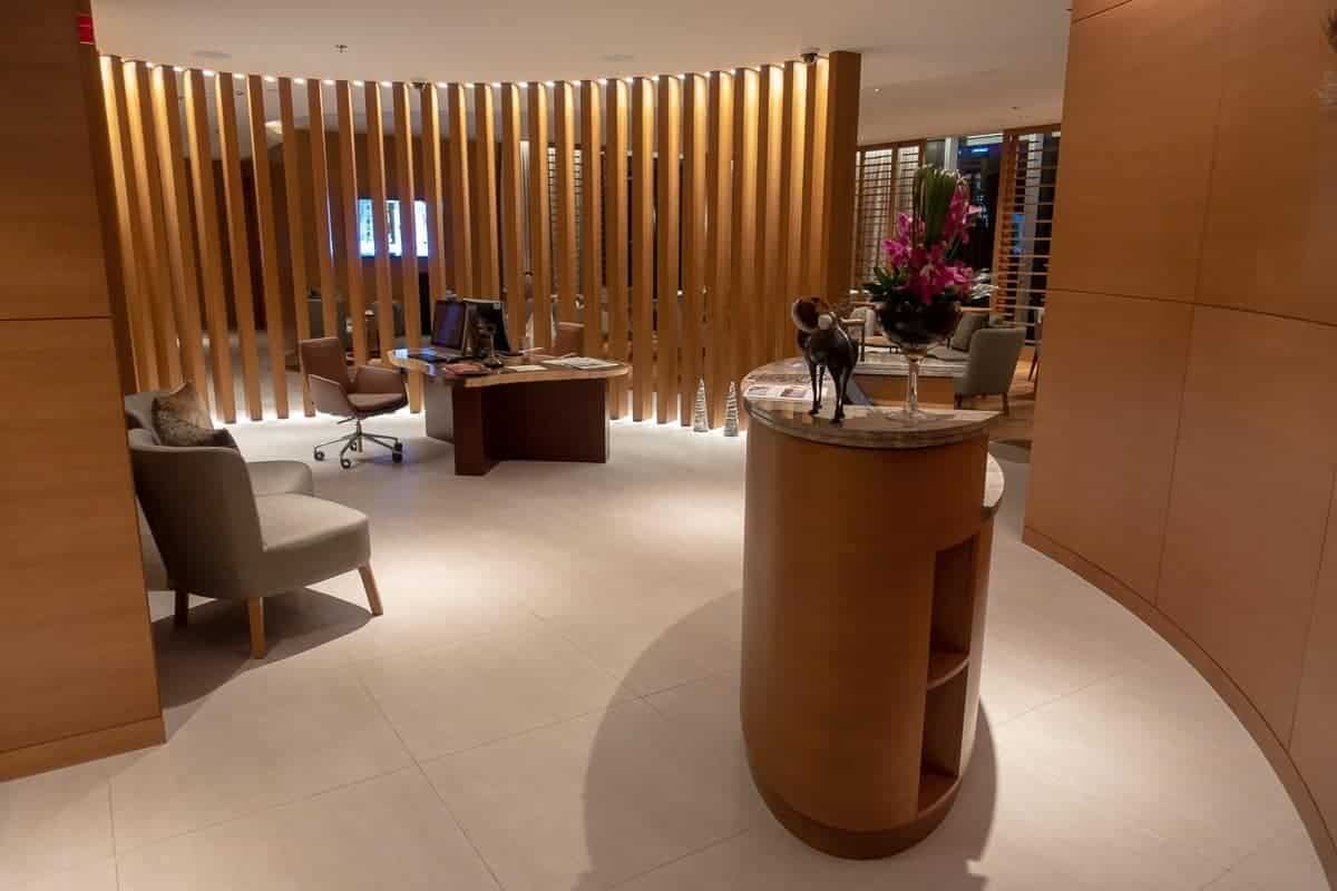 Review: The St. Regis, Downtown Dubai (formerly Renaissance) | Marriott Bonvoy - renaissance downtown hotel dubai lounge 02