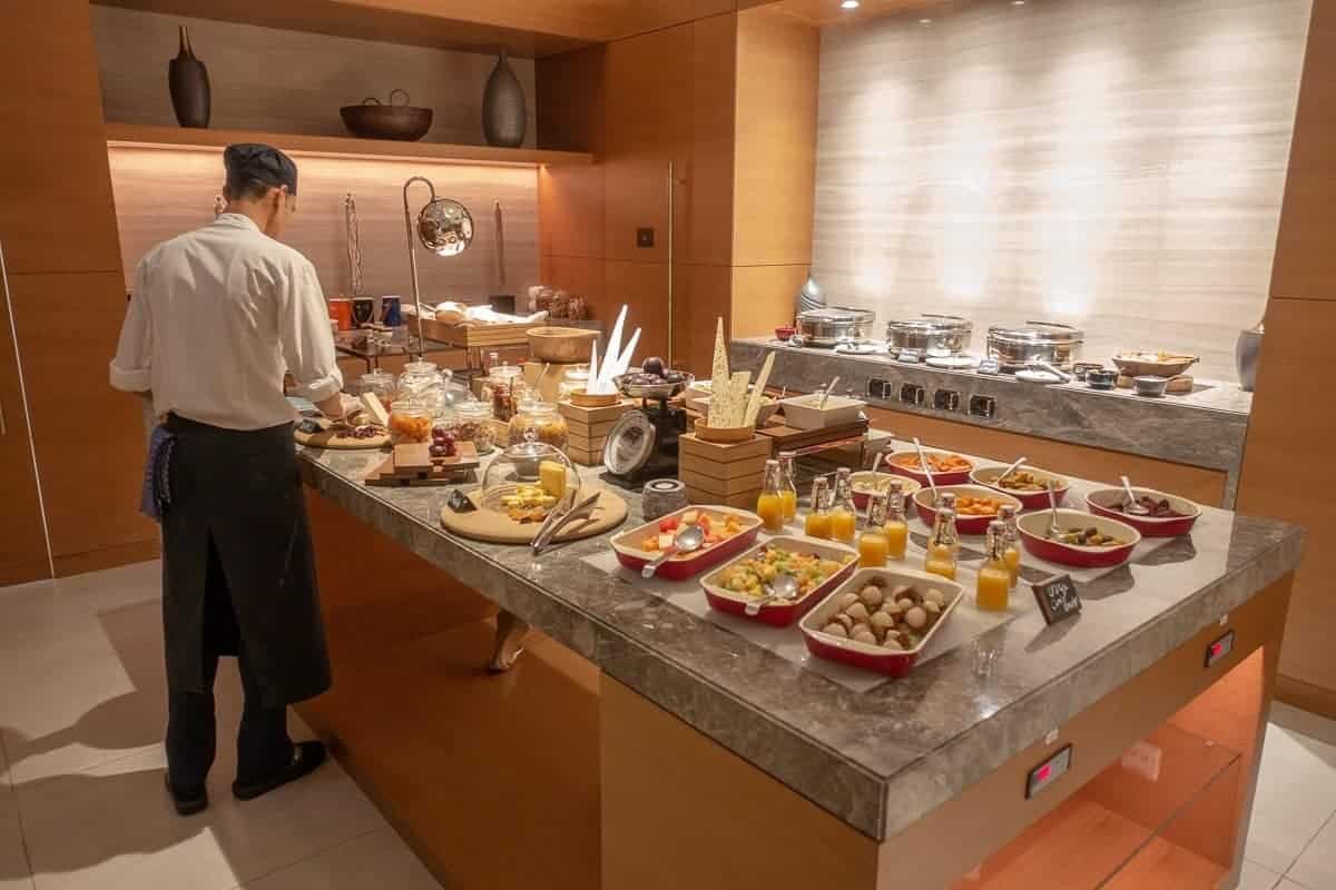 Review: The St. Regis, Downtown Dubai (formerly Renaissance) | Marriott Bonvoy - renaissance downtown hotel dubai lounge 14
