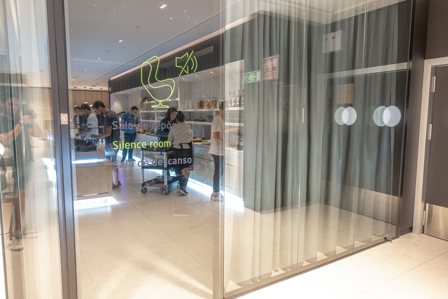 Review: The Sala VIP Canudas lounge at Barcelona Airport - BCN - Salon Priority Pass Barcelona SALA VIP CANUDAS 11