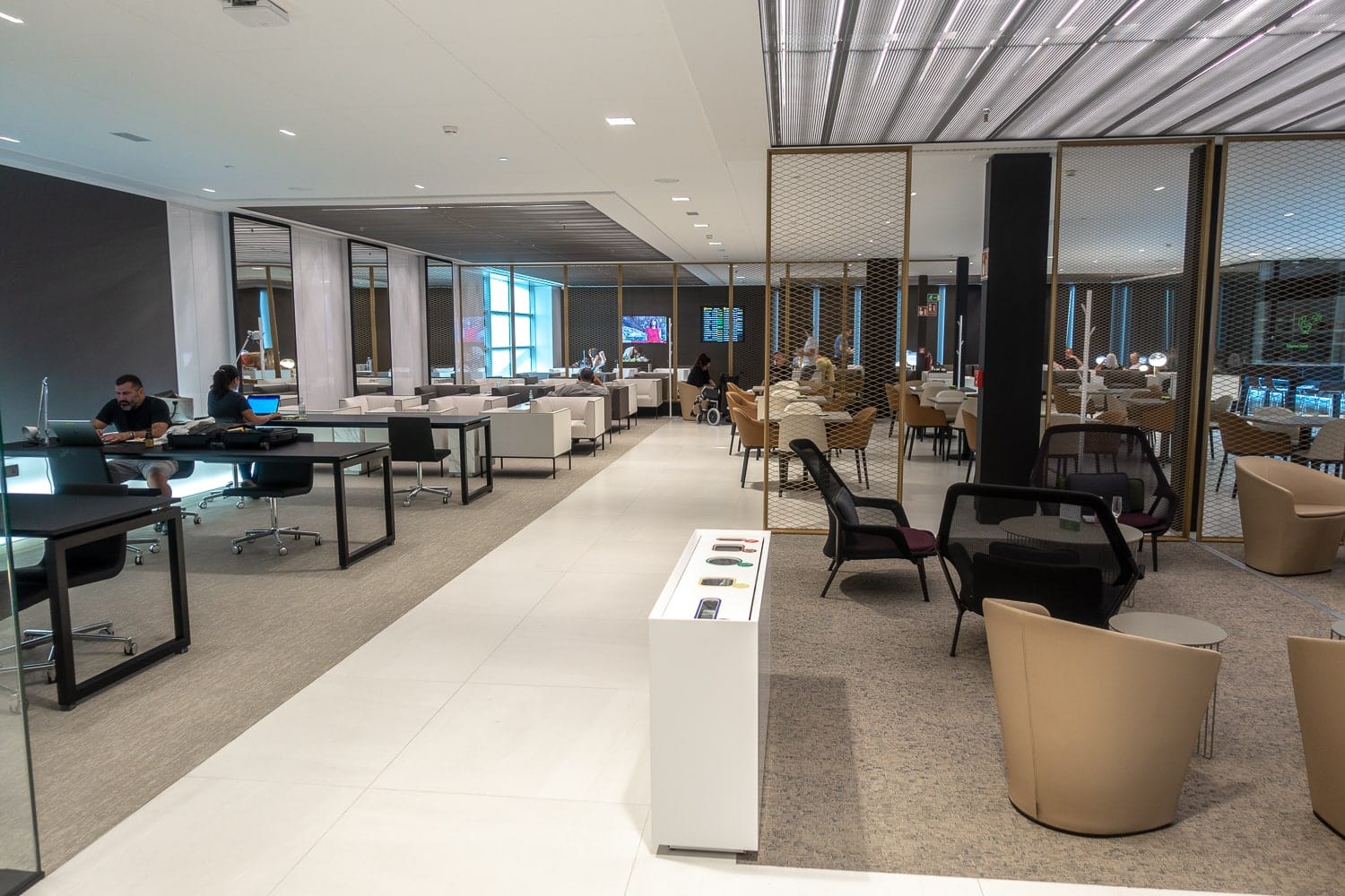 Review: The Sala VIP Canudas lounge at Barcelona Airport - BCN - Salon Priority Pass Barcelona SALA VIP CANUDAS 14