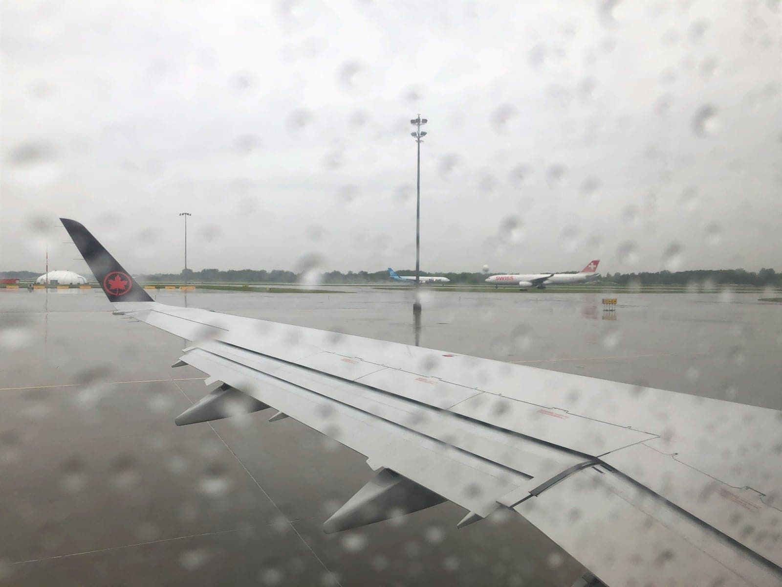 Avis : Lufthansa A350 | Classe Affaires | YUL-MUC - air canada pluie tarmac