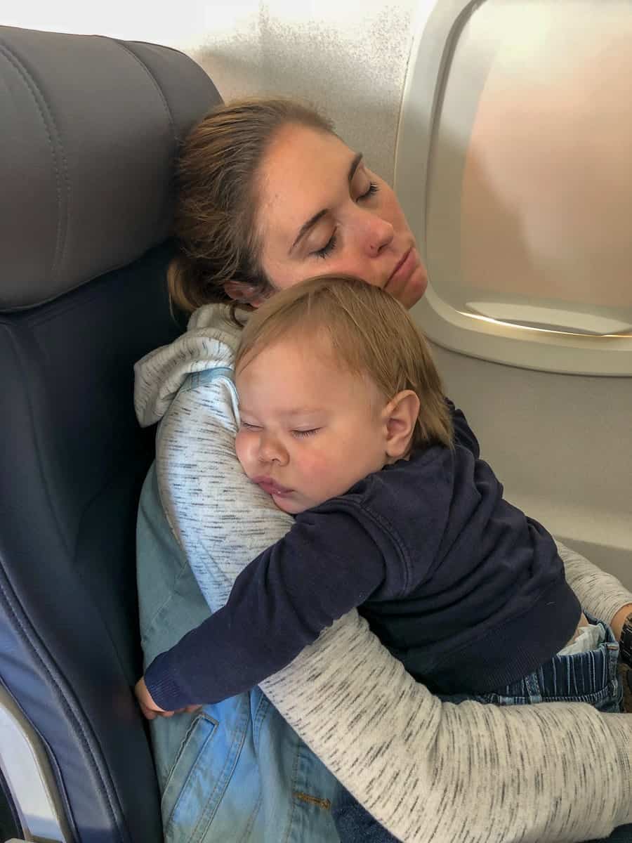 Guide&nbsp;: Mes astuces pour voyager en avion avec ou sans enfants - Arthur maman dodo avion