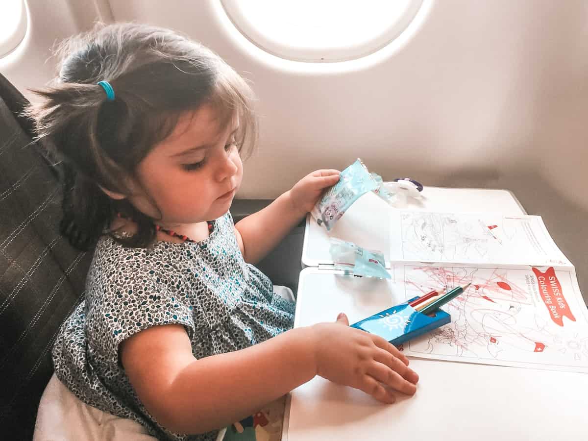 Guide&nbsp;: Mes astuces pour voyager en avion avec ou sans enfants - coloriage