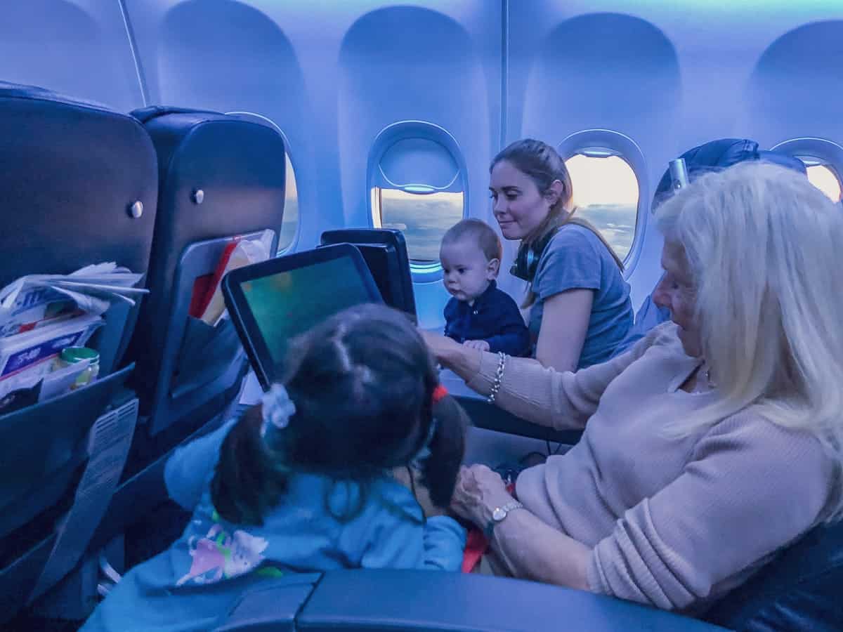 Tour du monde: planification d’un voyage avec les points - daisy enfant avion