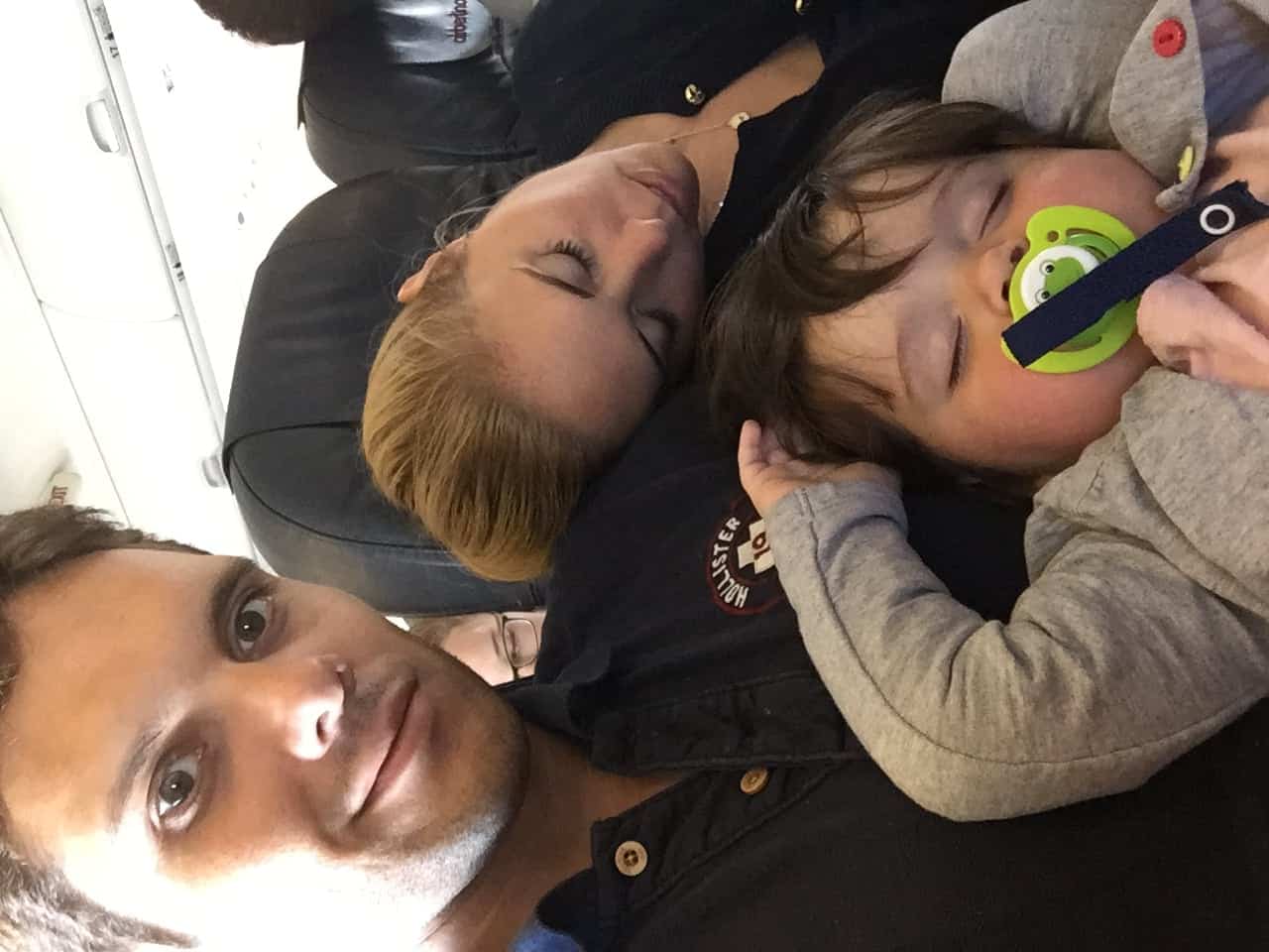 Guide&nbsp;: Mes astuces pour voyager en avion avec ou sans enfants - dodo alex maman avion e1570637170988