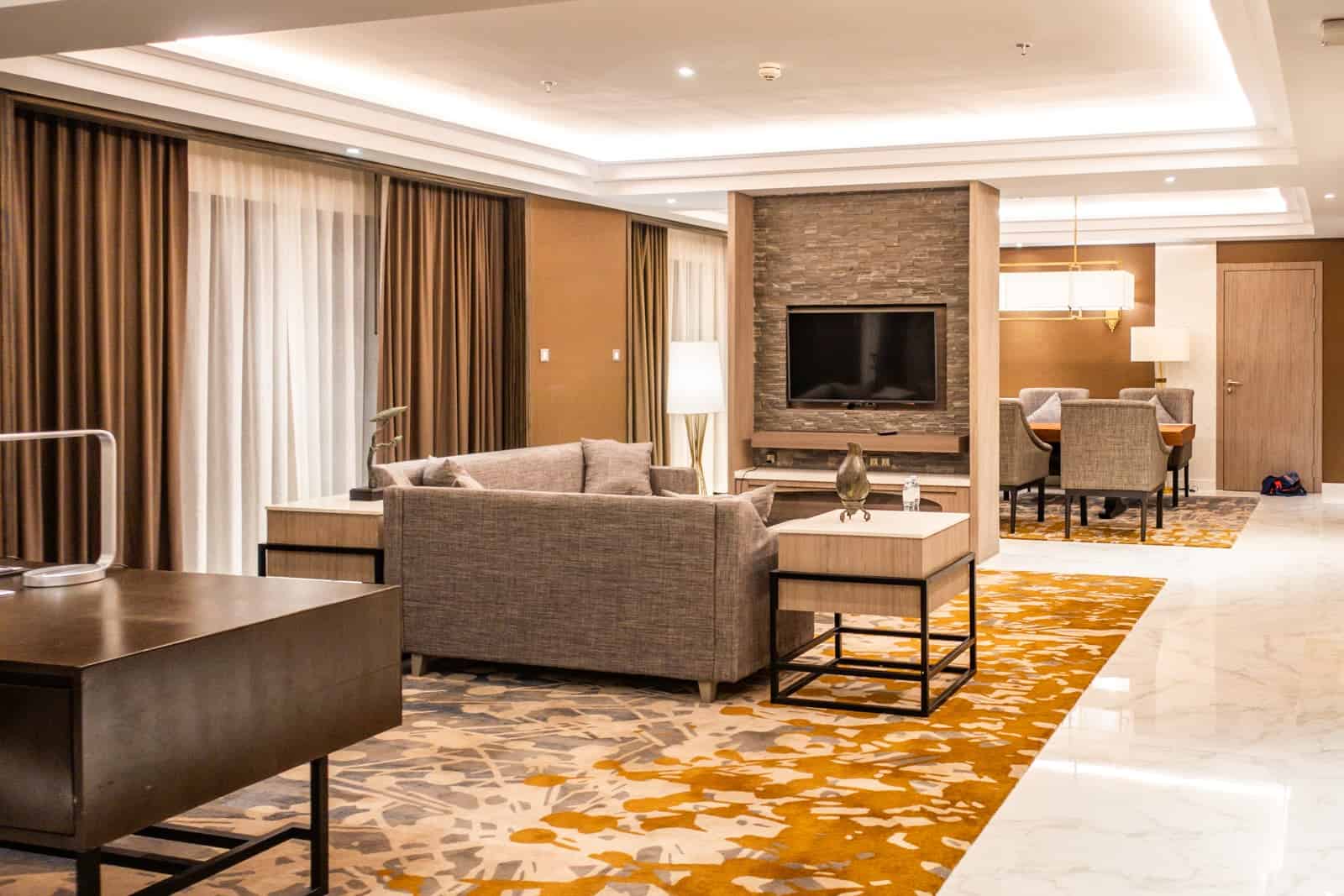 How does a Marriott Bonvoy status help us save a lot of money? | Milesopedia