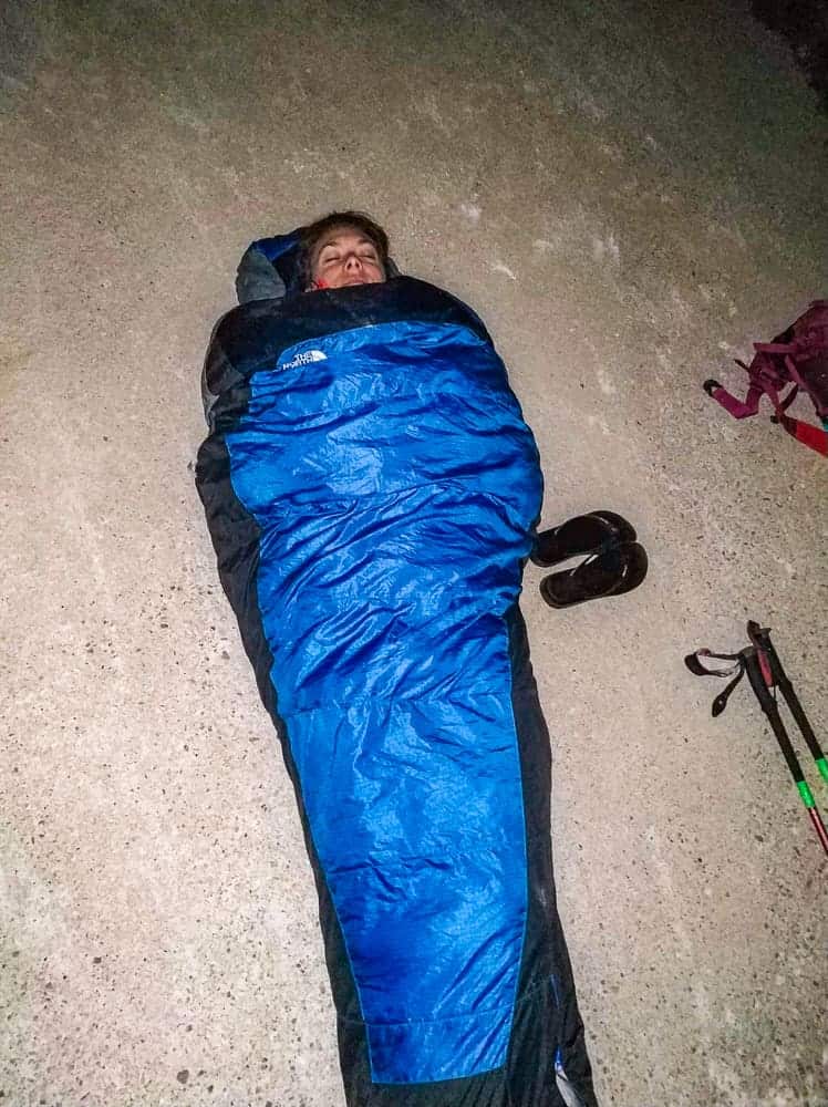 Emmanuelle dans son sac de couchage sur la grande randonnée du GR20