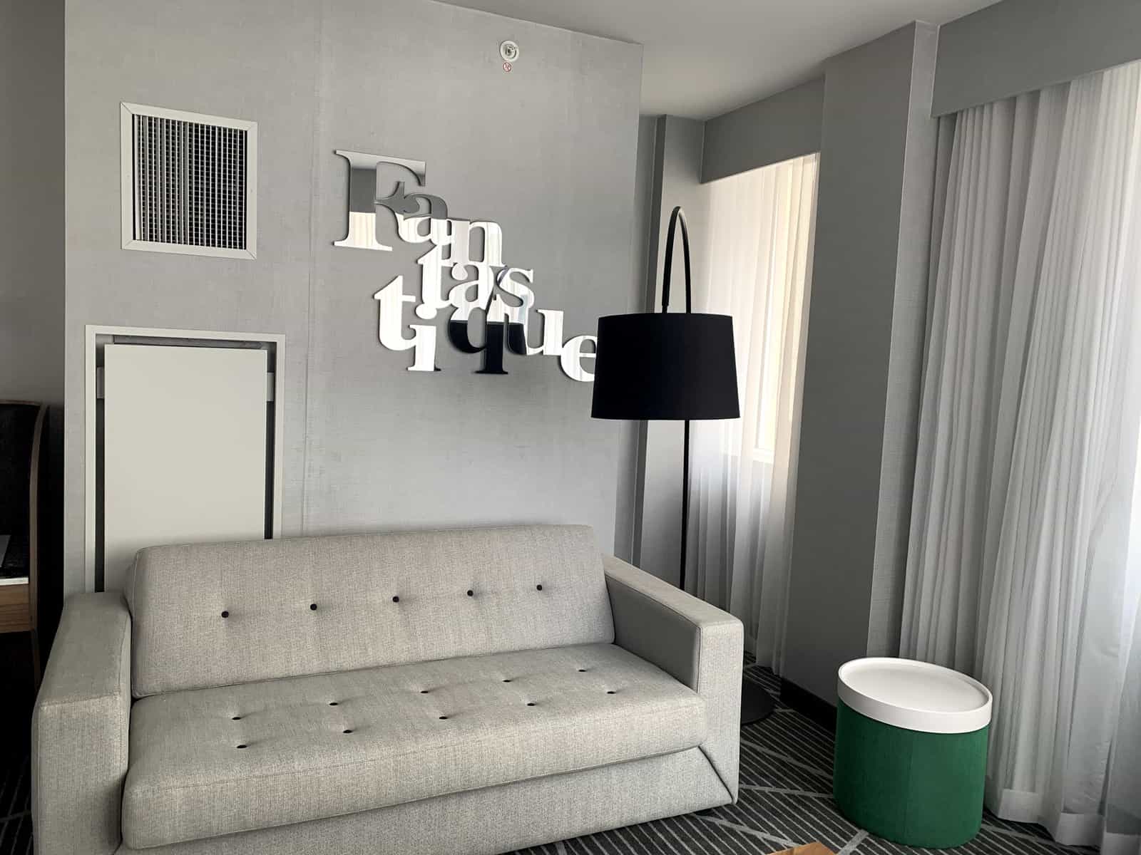 Avis&nbsp;: Renaissance Centre-ville Montréal | Marriott Bonvoy - Divan Lit Fantastique