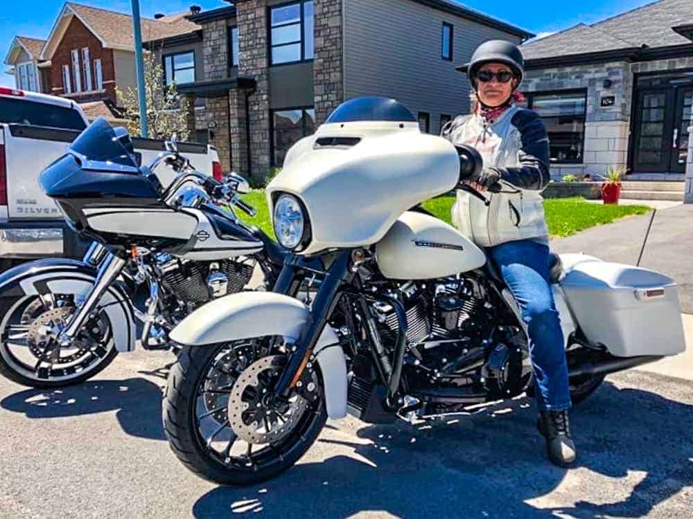 Moto  Harley Davidson d'une femme
