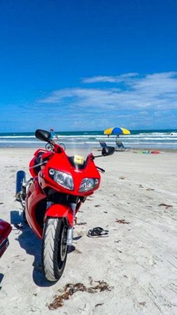 Moto rouge sur la plage