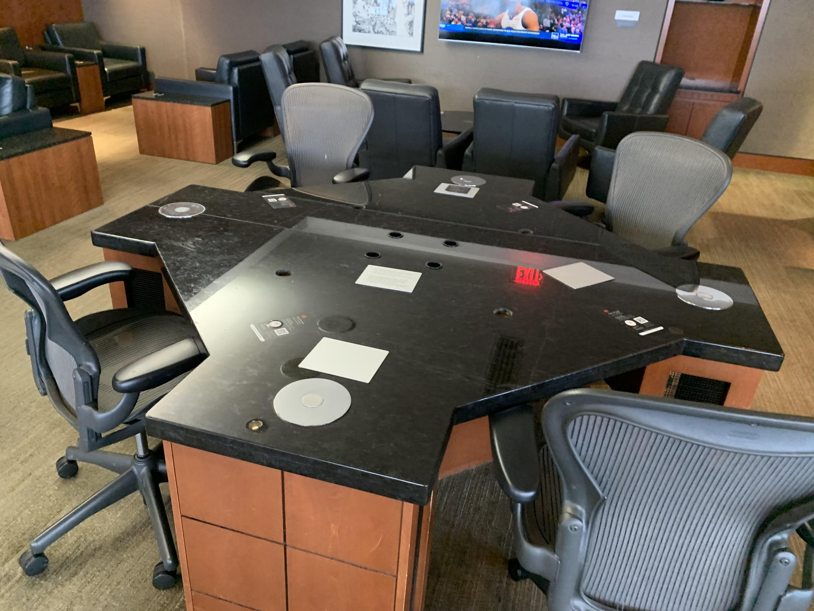 Review: Air Canada Maple Leaf Lounge Vancouver (YVR) - Desk Living Room Maple Leaf Yvr