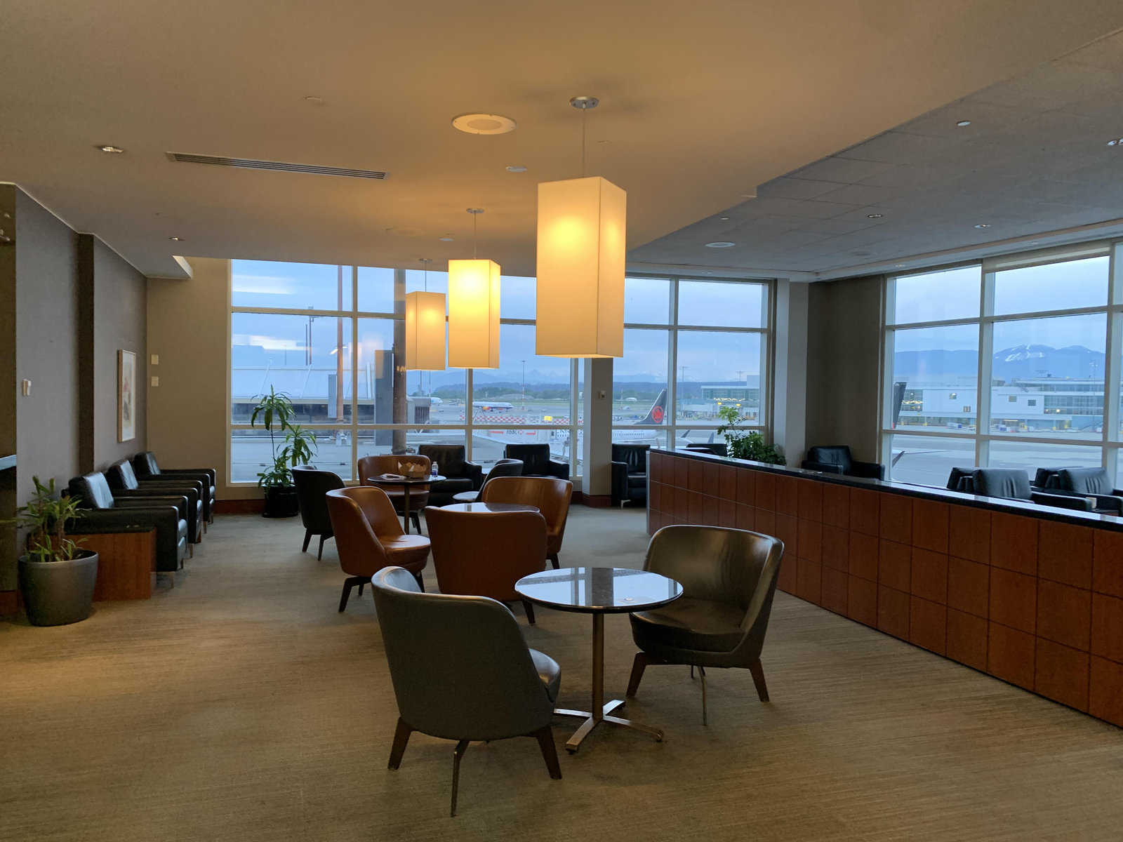 Review: Air Canada Maple Leaf Lounge Vancouver (YVR) - Living Room Yvr Domestic Maple Leaf Tarmac