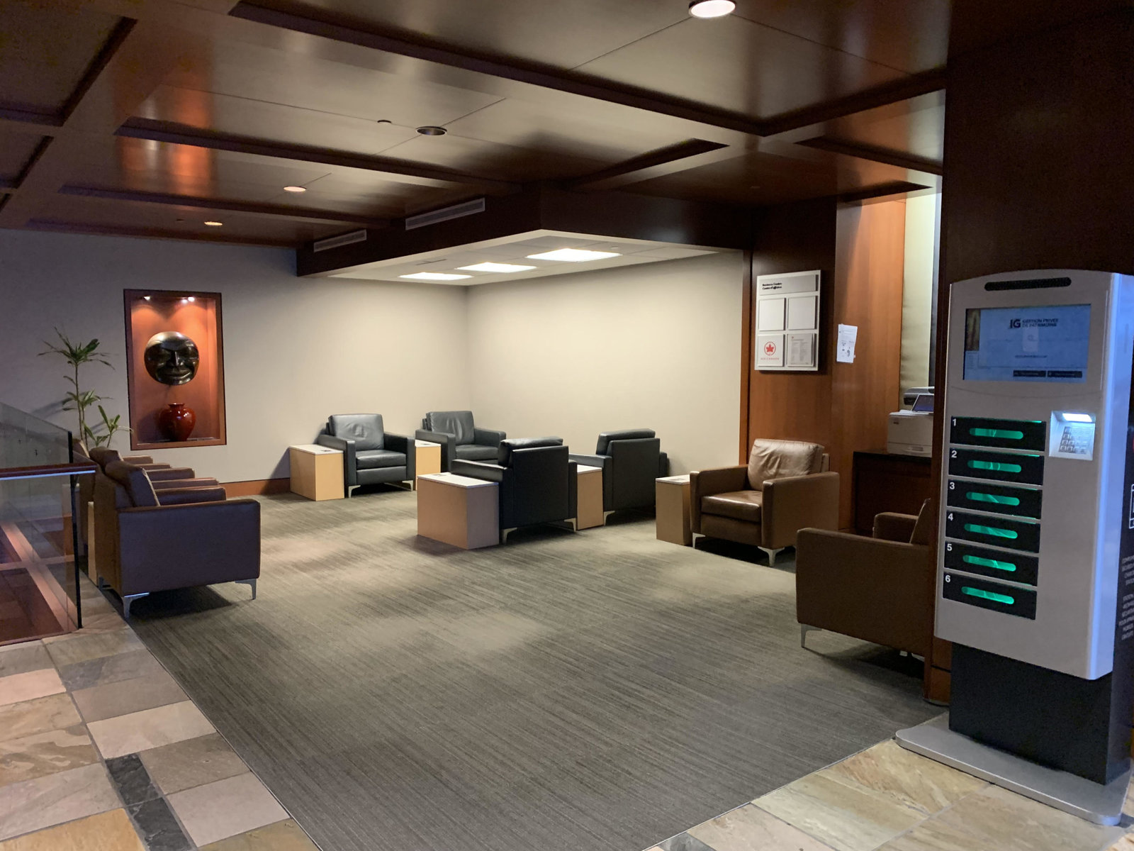 Avis: Salon Air Canada Feuille d’Érable de Vancouver (YVR) - Salon Yvr Feuille Érable Station Recharge