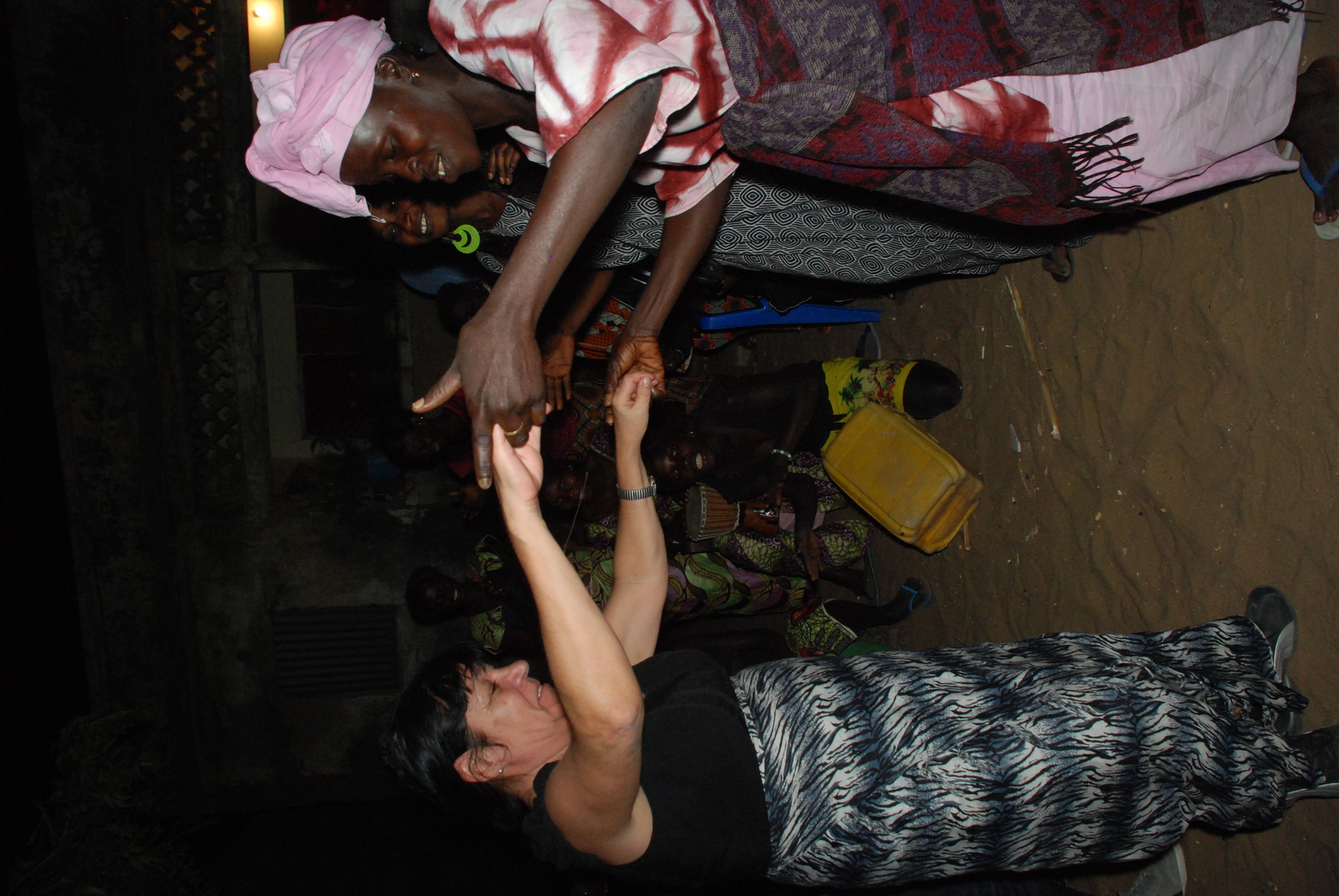 Voyager avec un guide privé et rencontrer les locaux - Danse Dans Village 10 Maisons