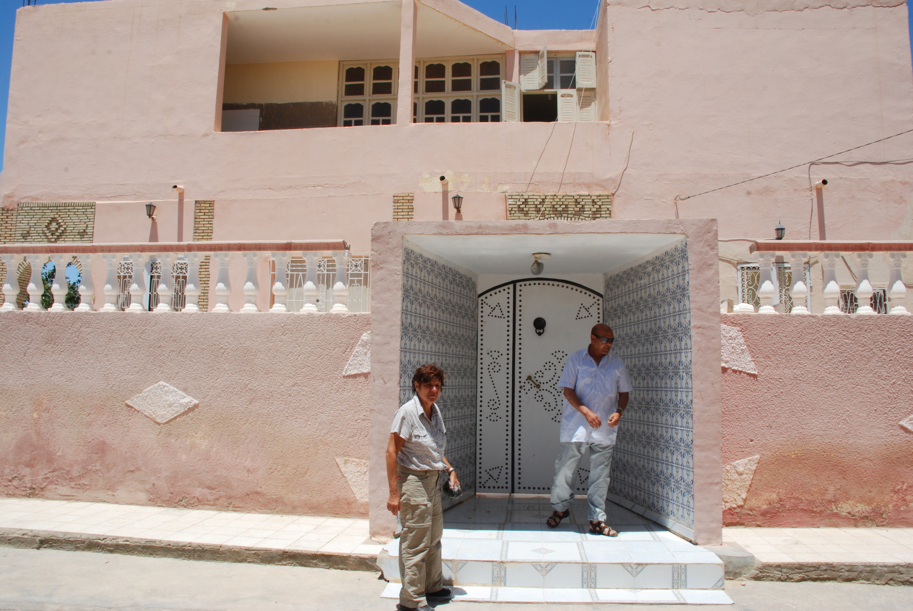 Voyager avec un guide privé et rencontrer les locaux - Facade Maison Aisee Tunisie
