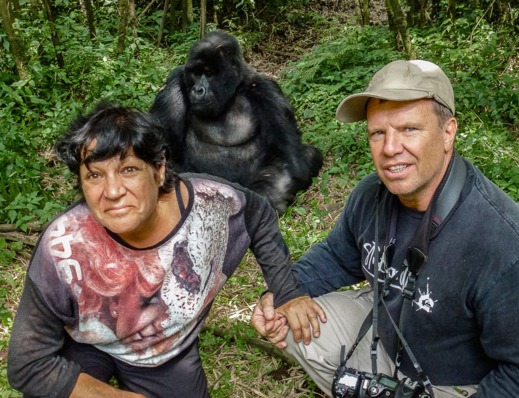 André et Florence aux côtés d'un gorille de montagne