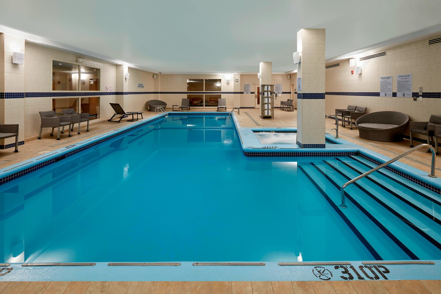 Review&nbsp;: Courtyard by Marriott Aéroport de Montréal | Marriott Bonvoy - Yulap Pool 0088 Hor Clsc