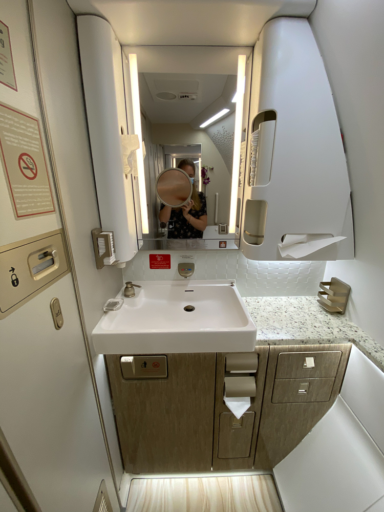 emirates nouvelle première classe – salle de bain 079