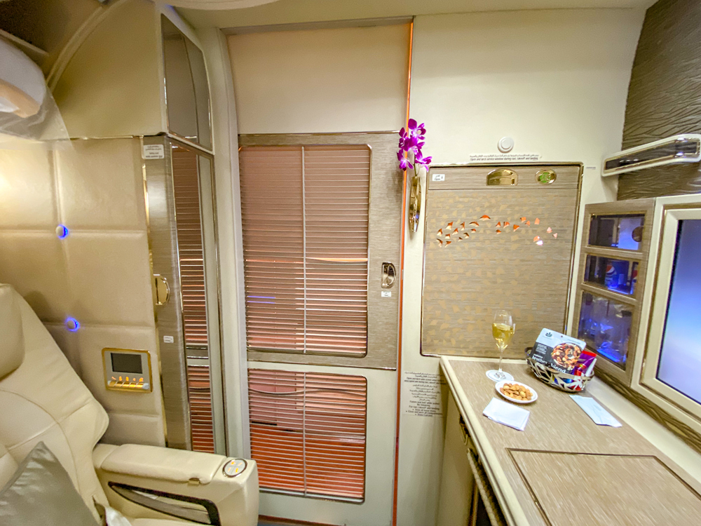 emirates nouvelle première classe – vue d-ensemble porte et fenêtre fermées
