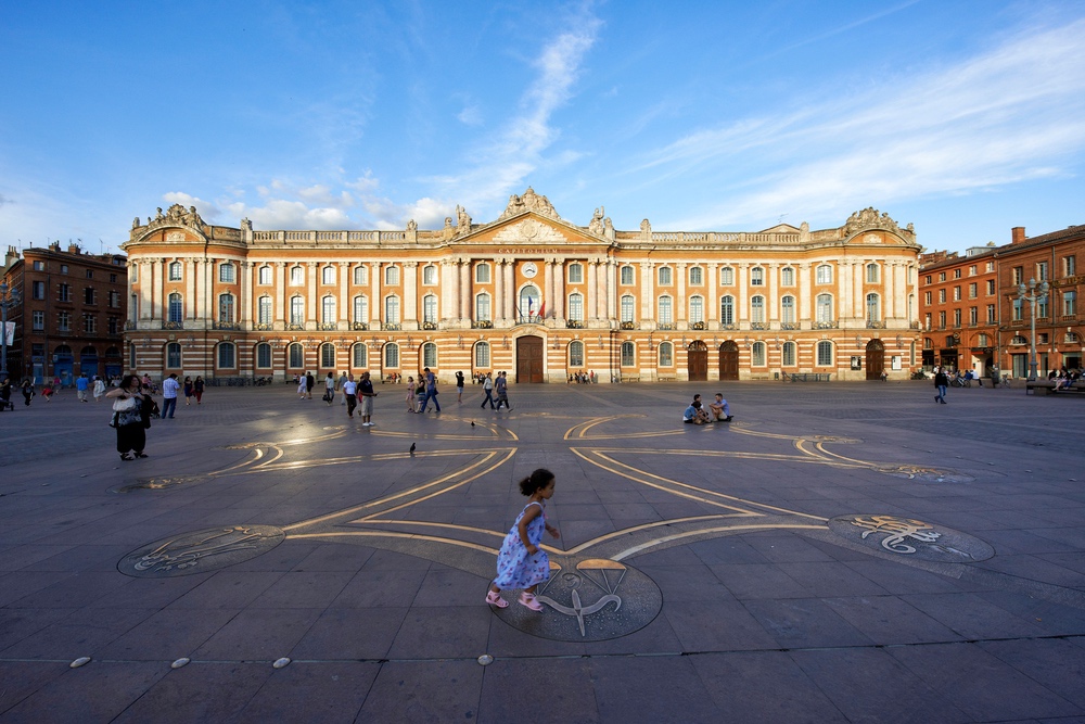 France : Toulouse Travel Guide | Itineraries and Highlights - Place du Capitole soir