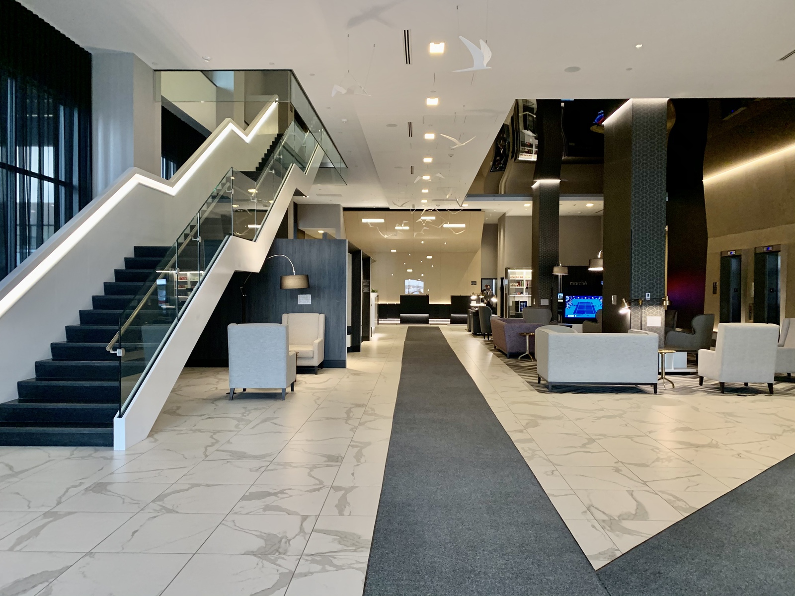 Avis&nbsp;: Courtyard by Marriott Montréal Brossard | Marriott Bonvoy - Entrée du rez-de-chaussée vers la réception