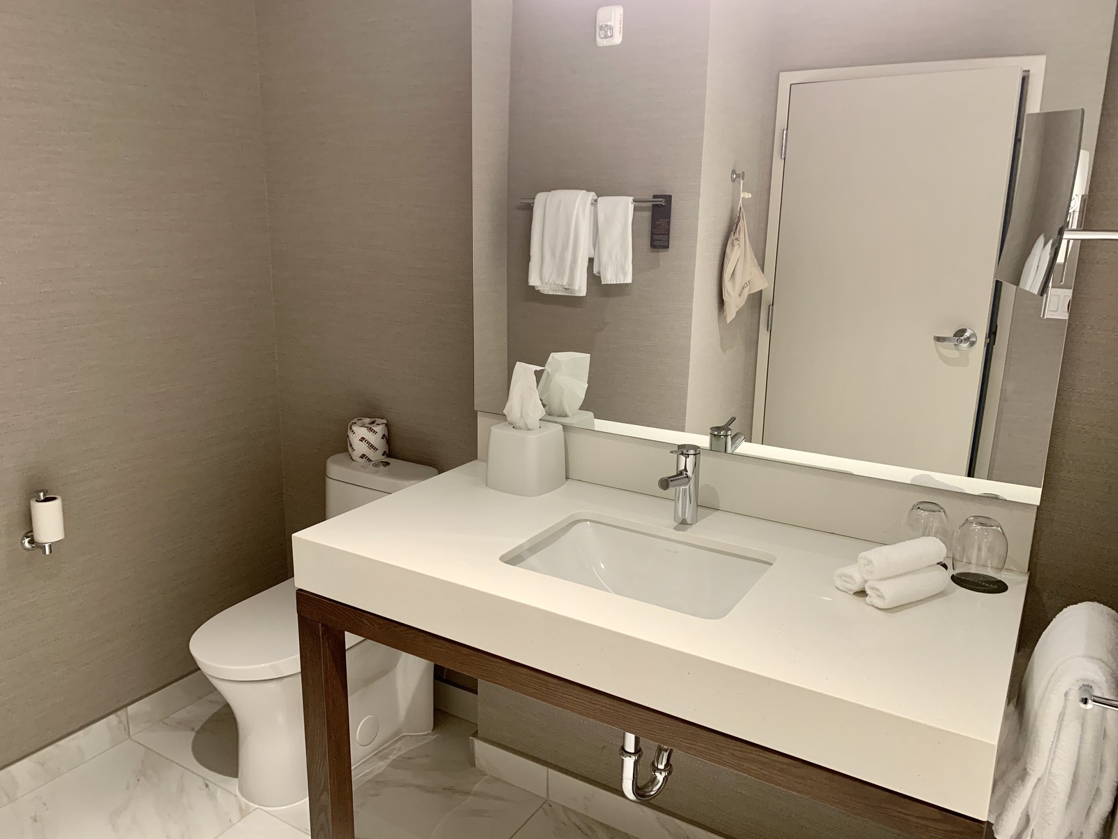 Avis&nbsp;: Courtyard by Marriott Montréal Brossard | Marriott Bonvoy - Évier et toilette