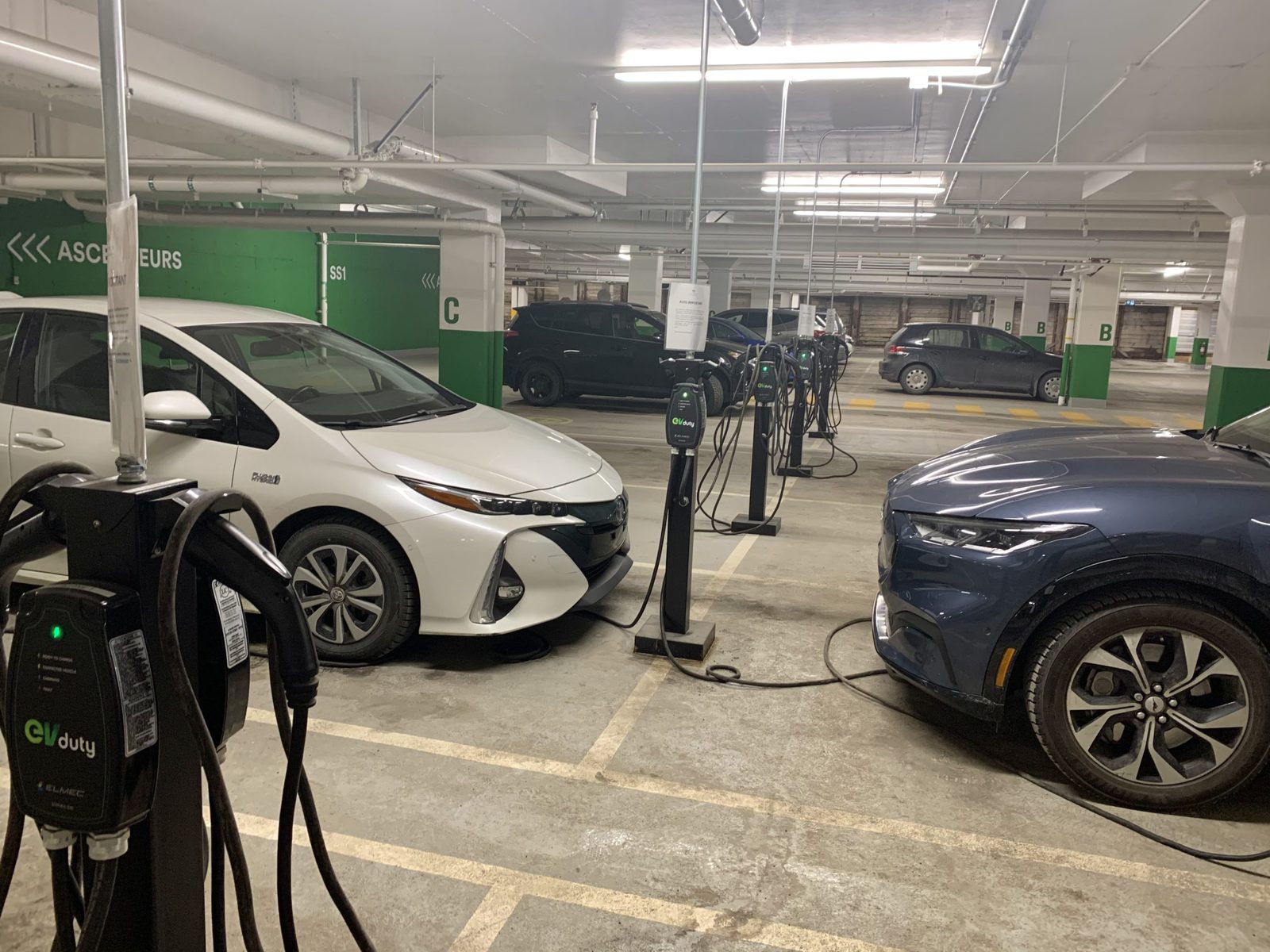 Stationnement du Courtyard Brossard et bornes de recharge électriques pour voiture