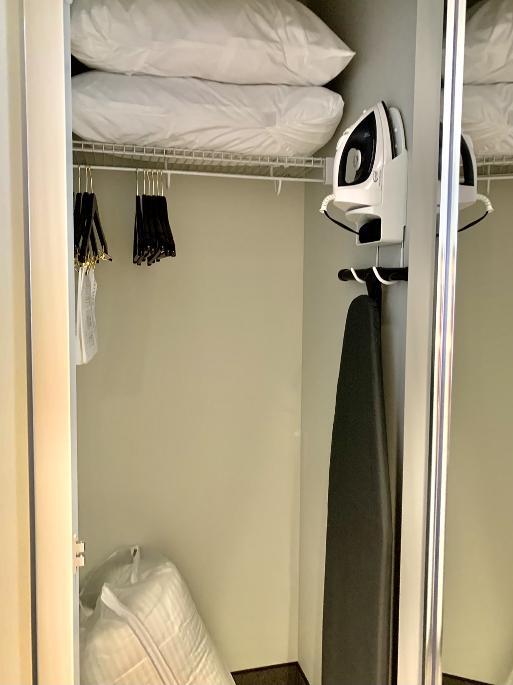 Avis&nbsp;: Courtyard by Marriott Montréal Brossard | Marriott Bonvoy - Penderie de la chambre