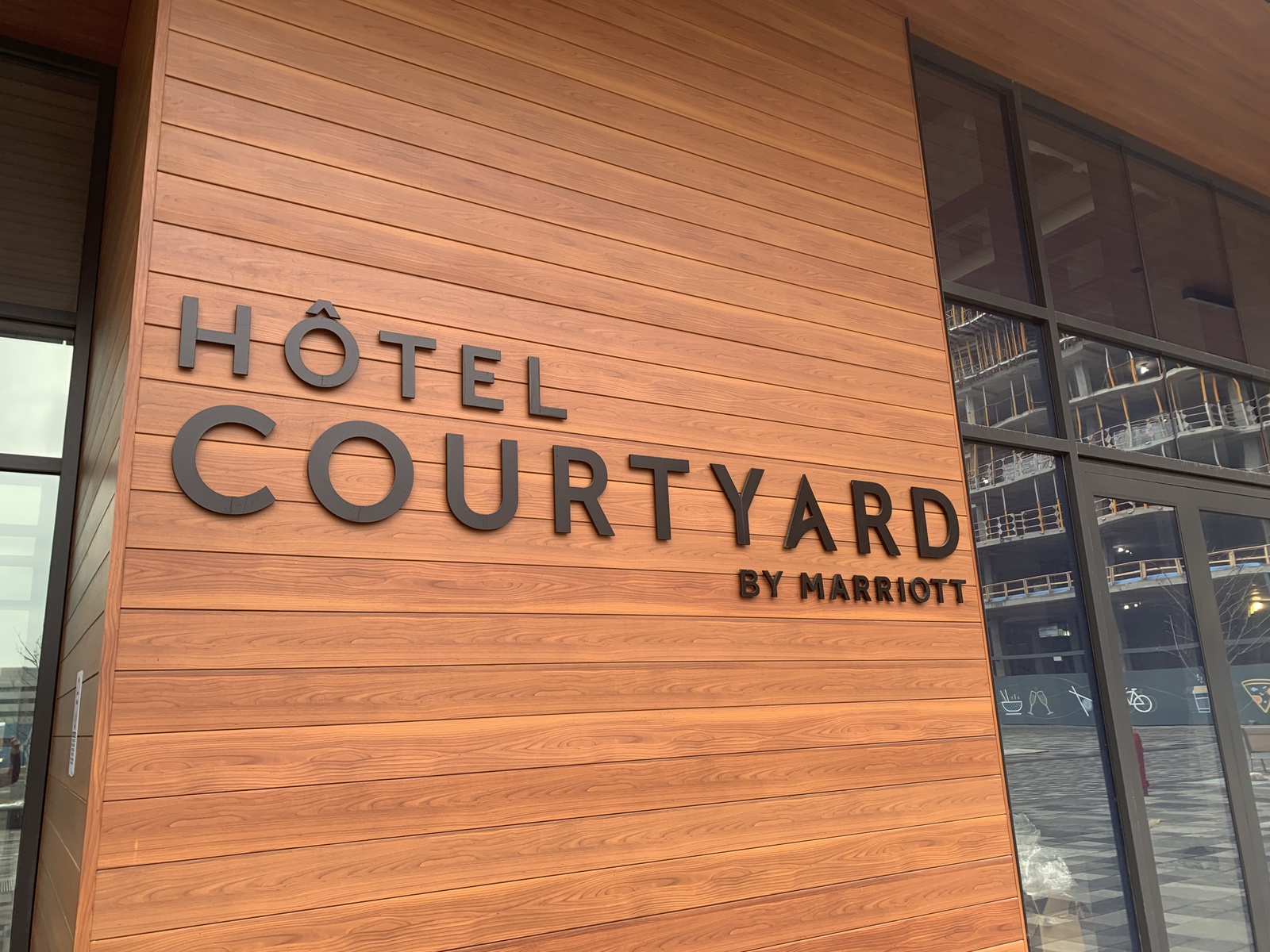 Avis&nbsp;: Courtyard by Marriott Montréal Brossard | Marriott Bonvoy - Entrée extérieure du Courtyard Montréal-Brossard