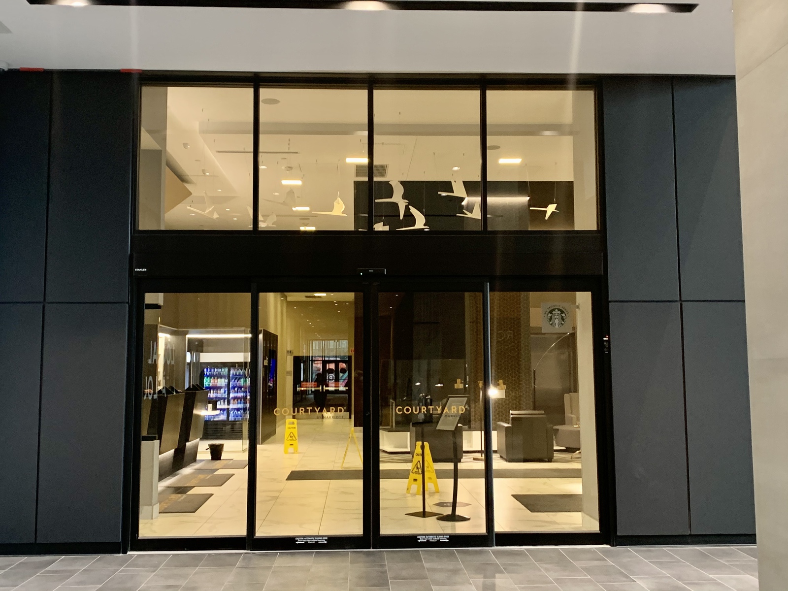 Avis&nbsp;: Courtyard by Marriott Montréal Brossard | Marriott Bonvoy - Entrée intérieure du Courtyard Montréal-Brossard