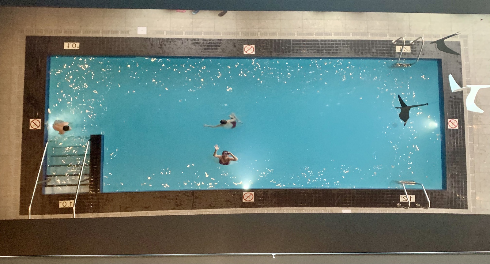 Avis&nbsp;: Courtyard by Marriott Montréal Brossard | Marriott Bonvoy - Miroir du plafond de la piscine