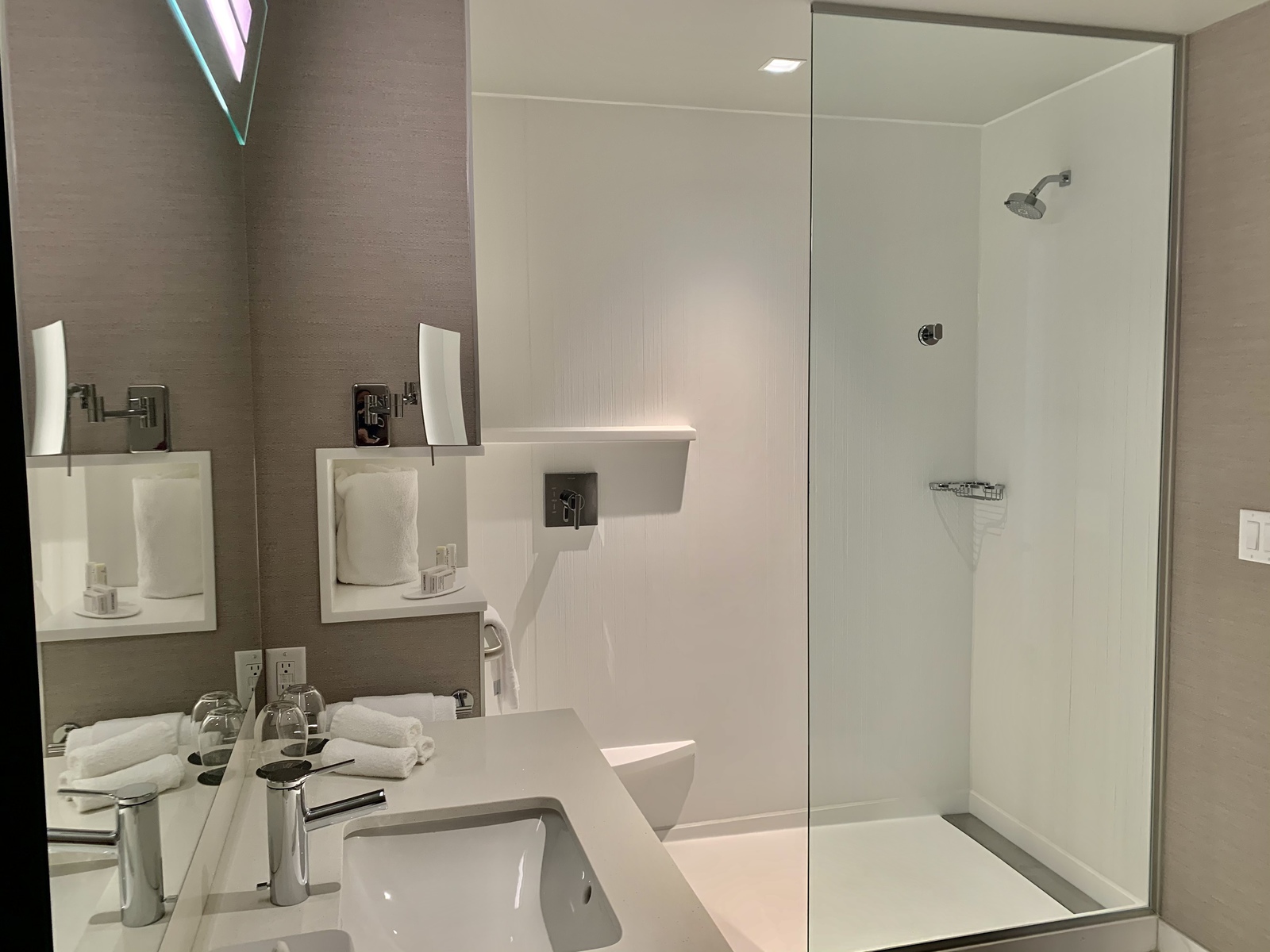 Avis&nbsp;: Courtyard by Marriott Montréal Brossard | Marriott Bonvoy - Chambre de bain